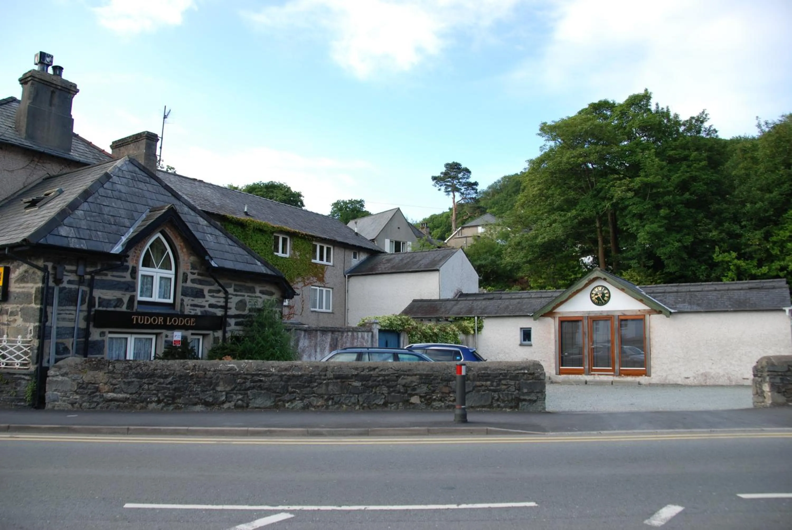Facade/entrance in Tudor Lodge