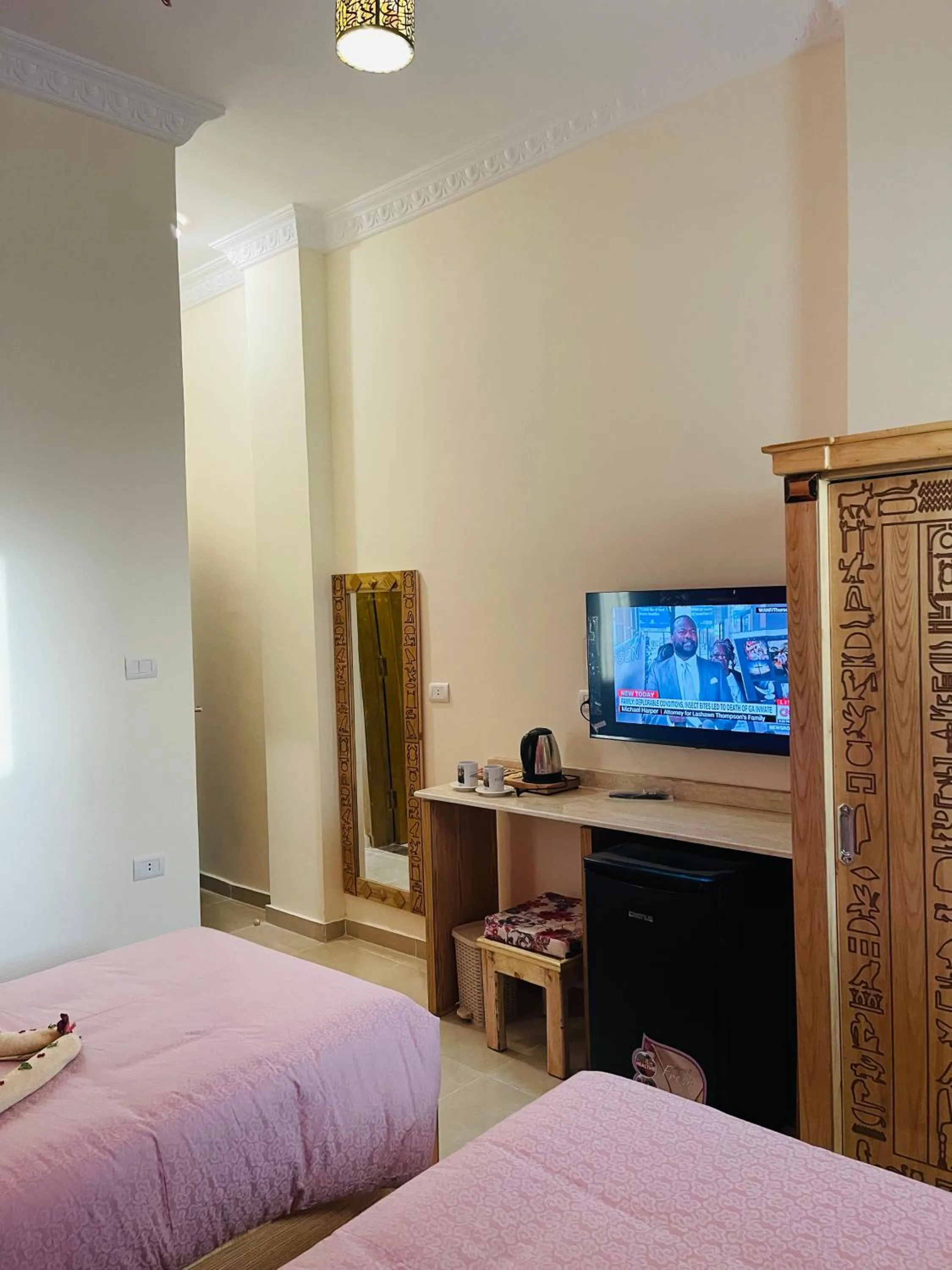 Communal lounge/ TV room, Bed in Jewel Howard Carter Hotel