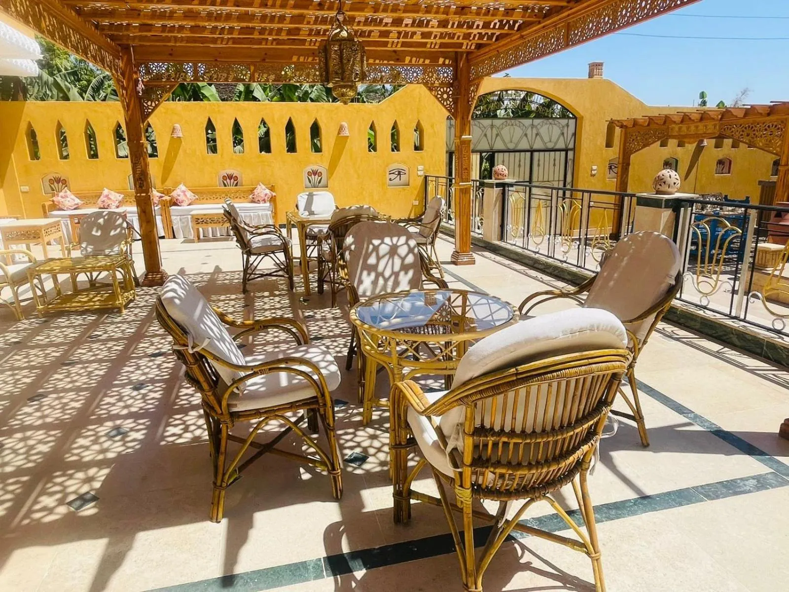 Restaurant/places to eat in Jewel Howard Carter Hotel