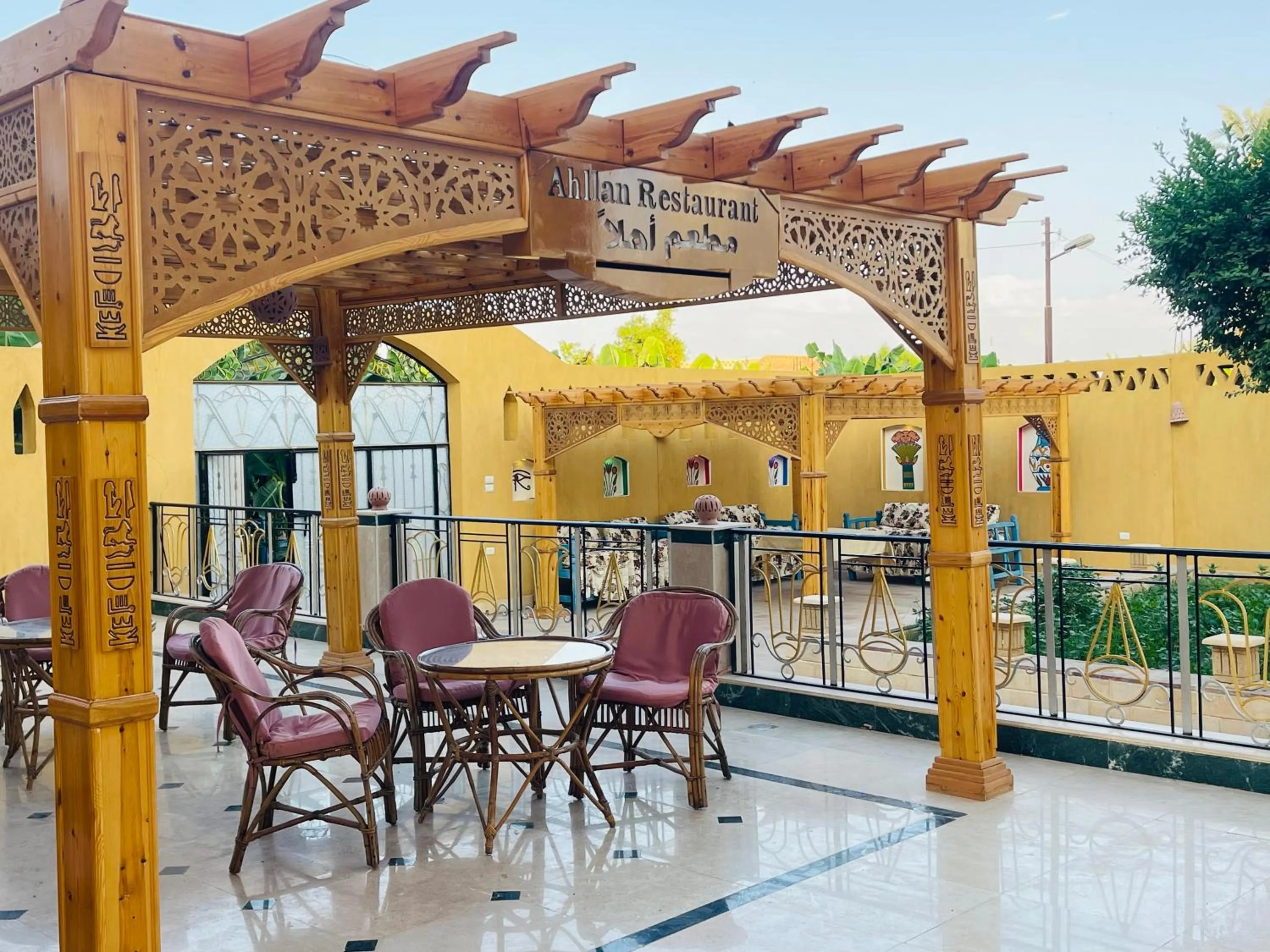 Restaurant/places to eat in Jewel Howard Carter Hotel