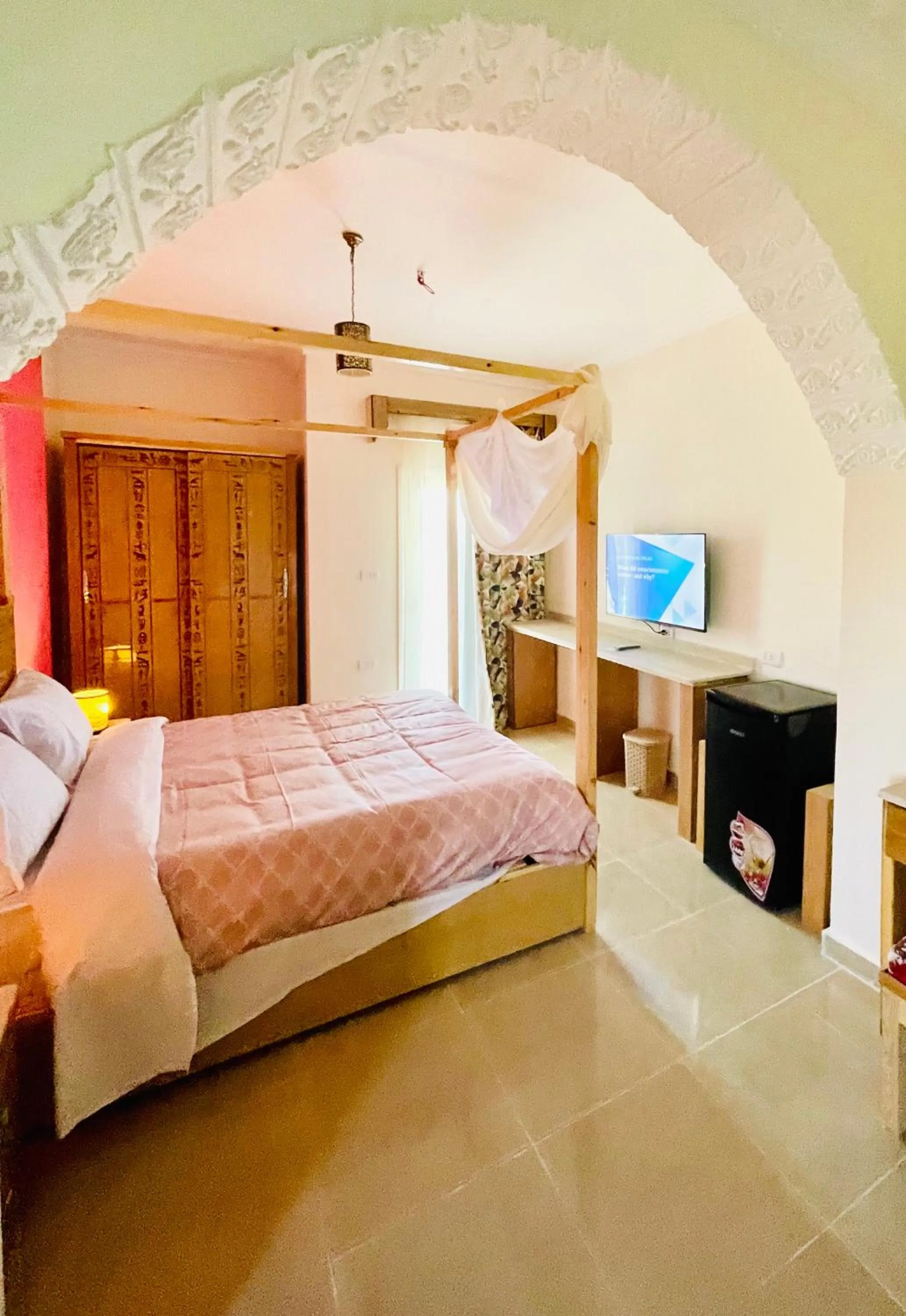 Communal lounge/ TV room, Bed in Jewel Howard Carter Hotel