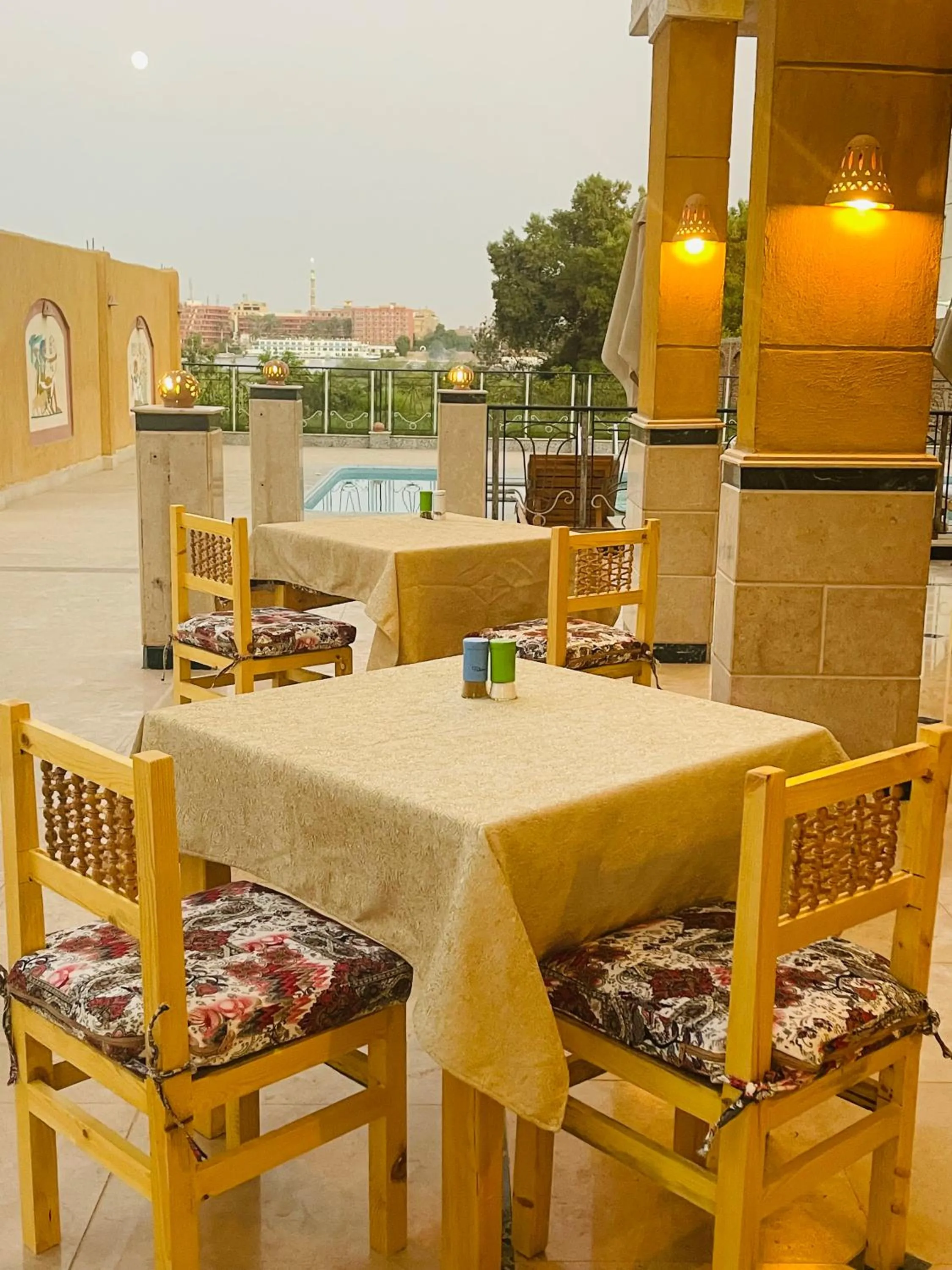 Dining area in Jewel Howard Carter Hotel