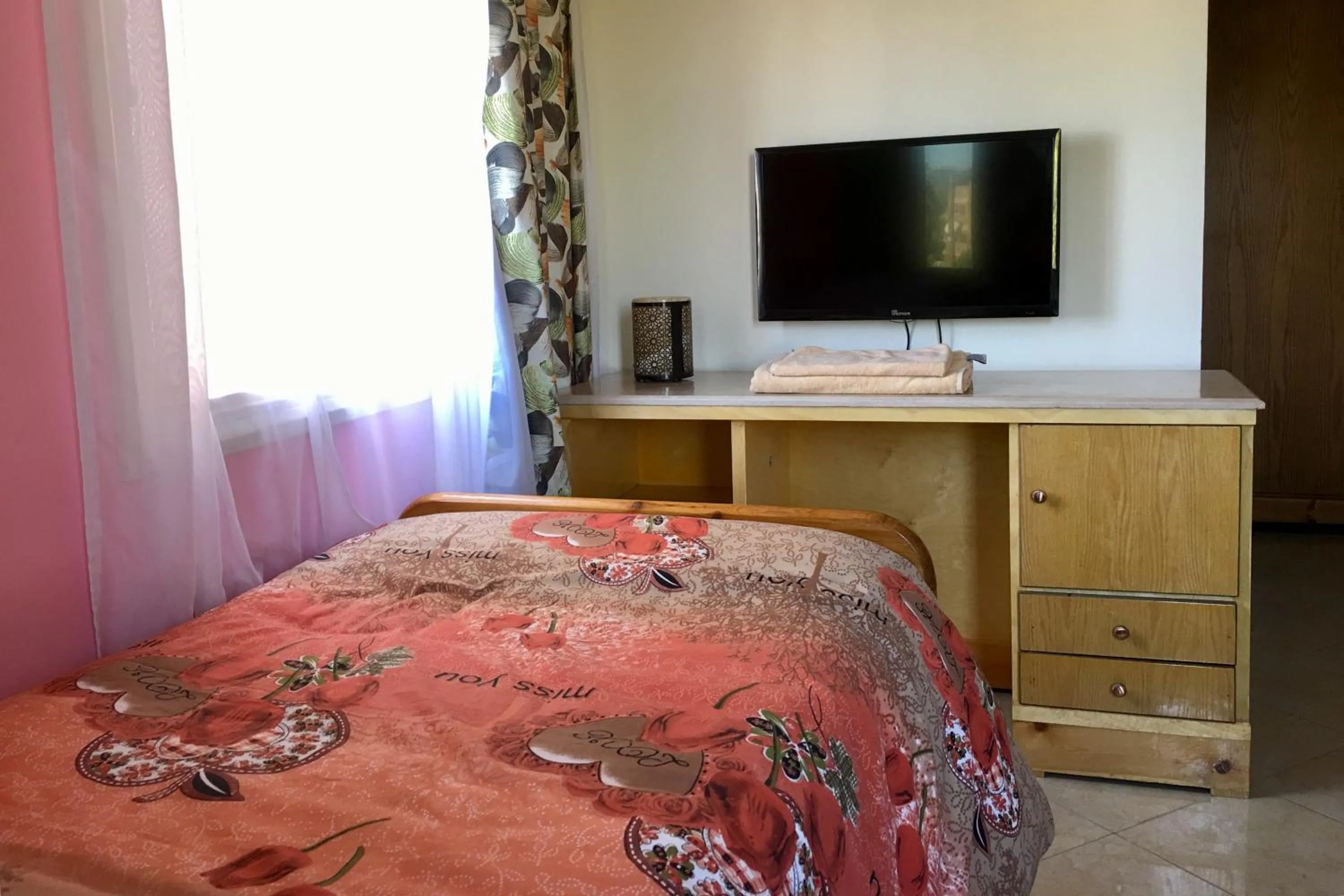 Bedroom, Bed in Jewel Howard Carter Hotel