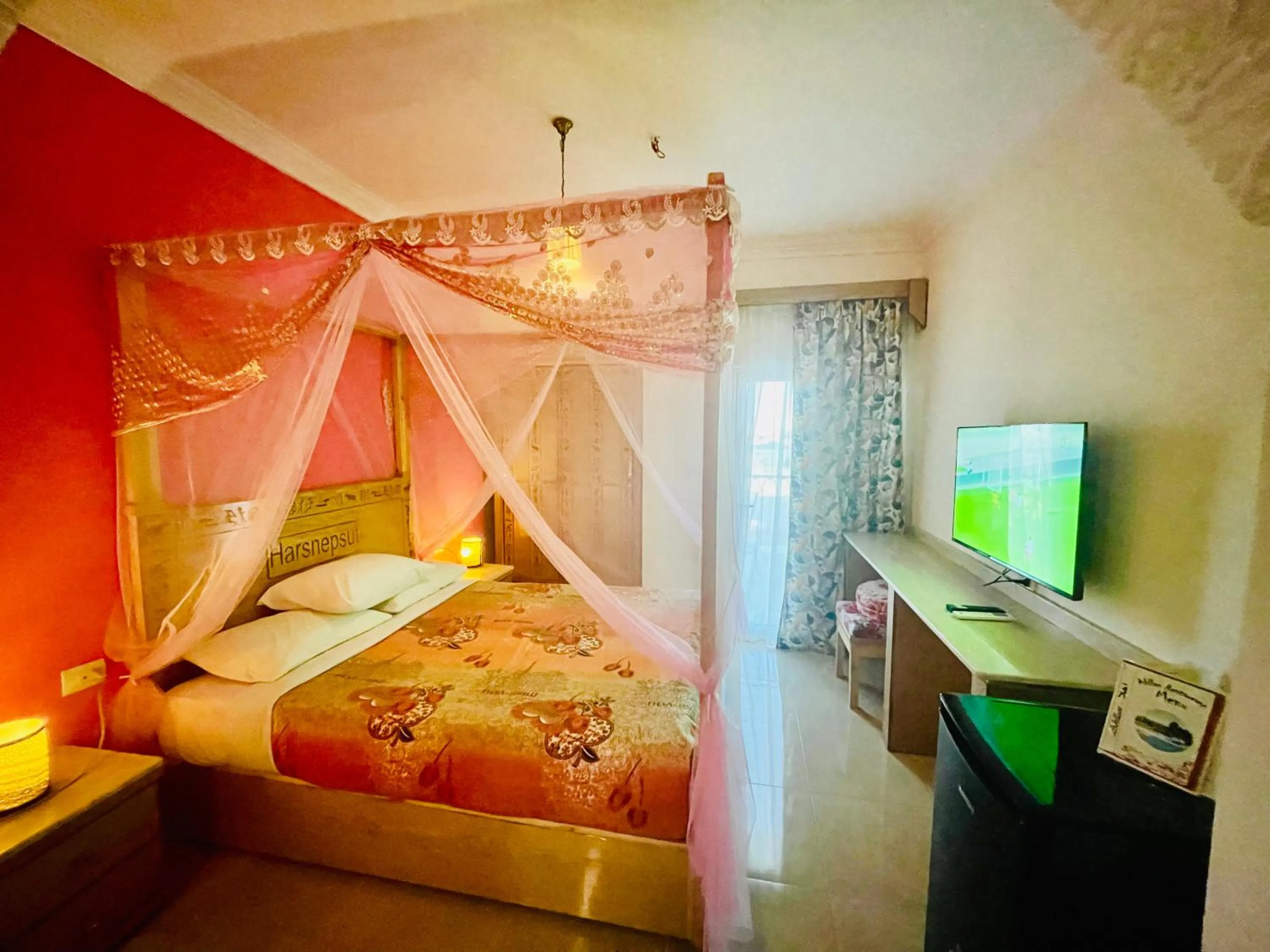 Communal lounge/ TV room, Bed in Jewel Howard Carter Hotel