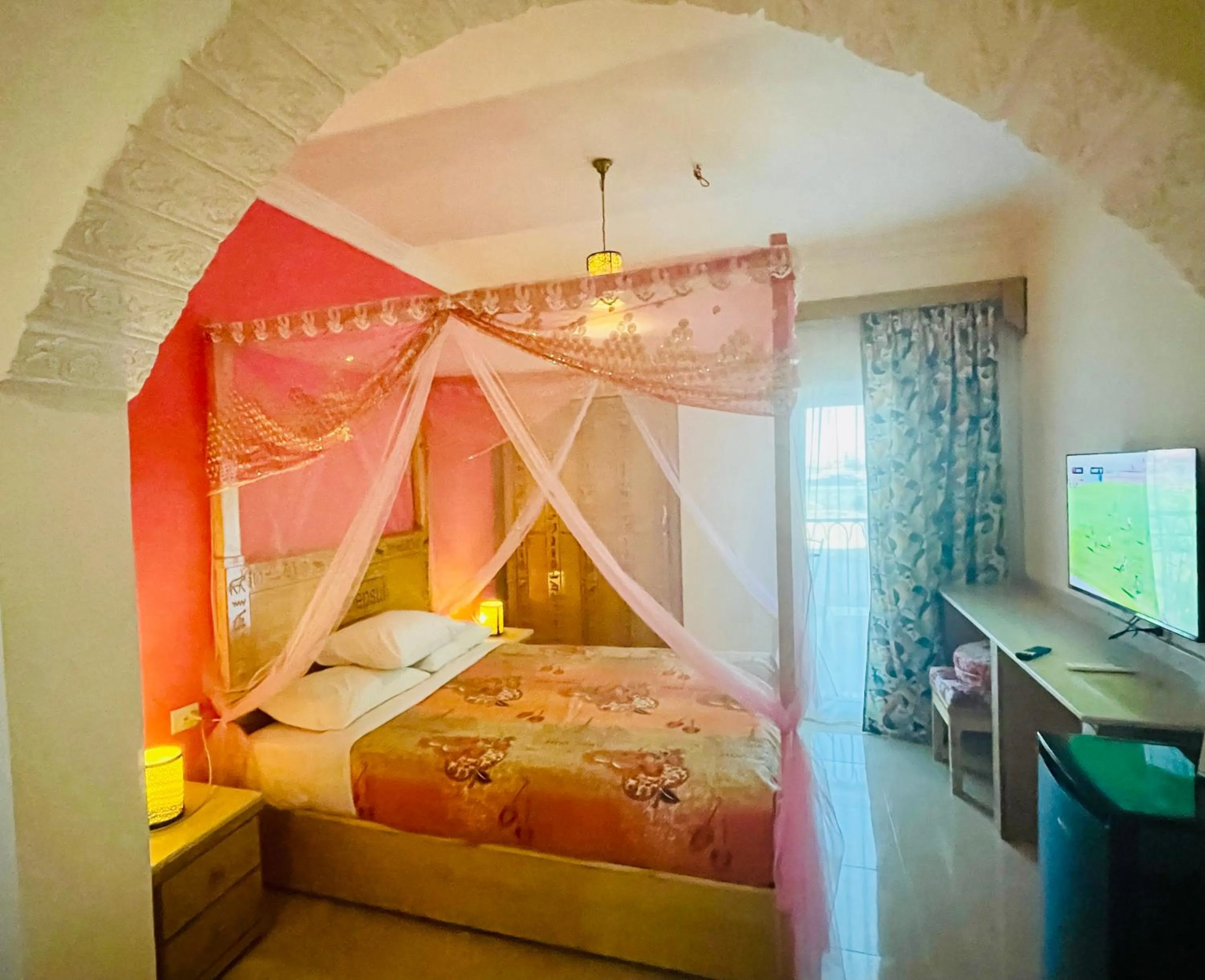 TV and multimedia, Bed in Jewel Howard Carter Hotel