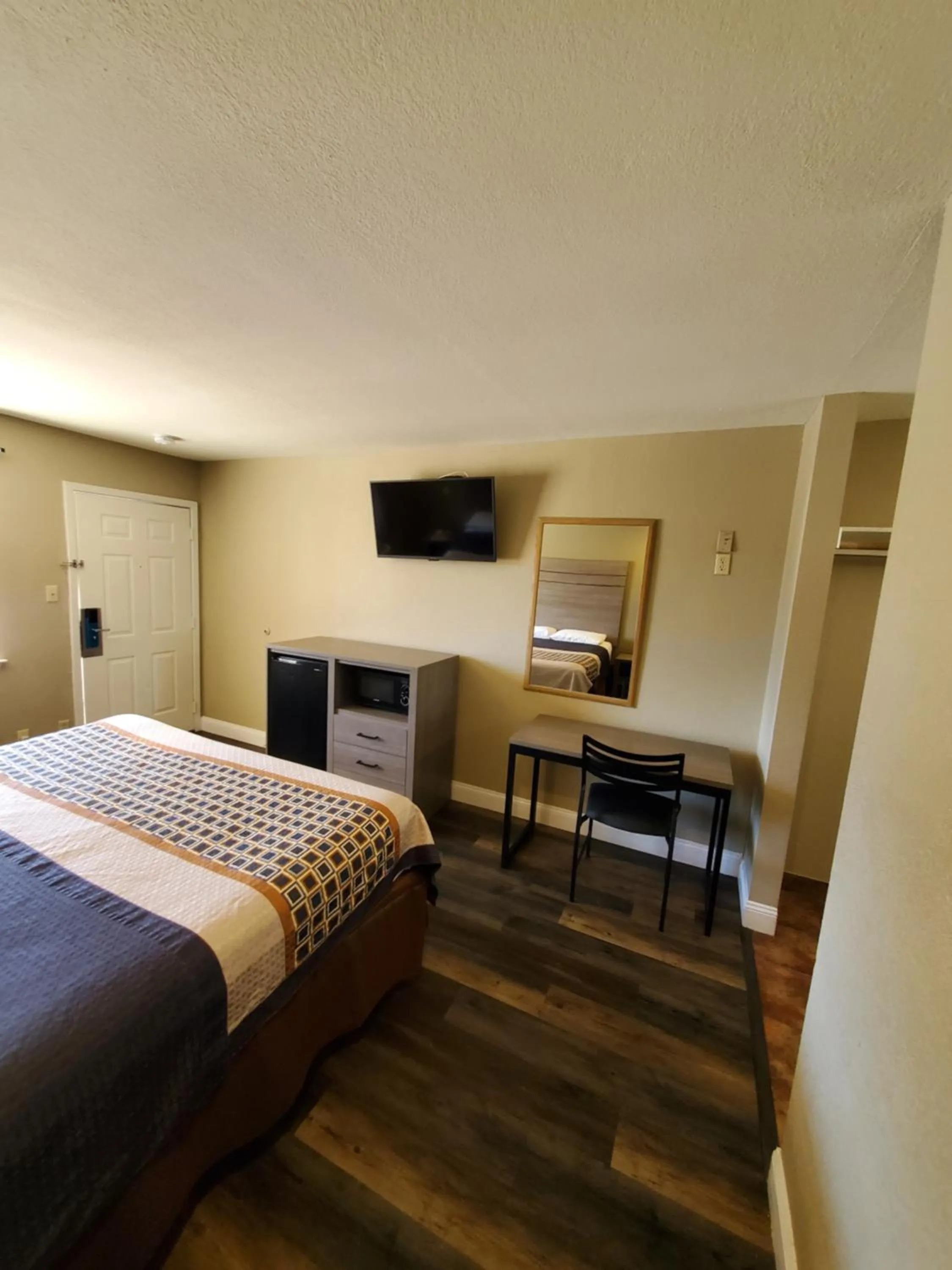 Photo of the whole room, Bed in River Inn Motel