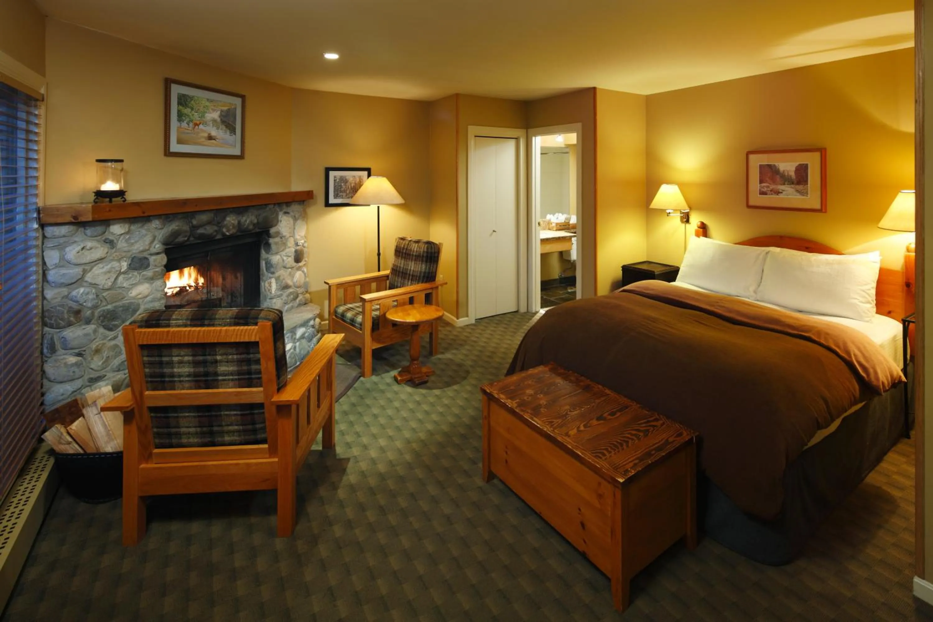 Bedroom, Bed in Emerald Lake Lodge