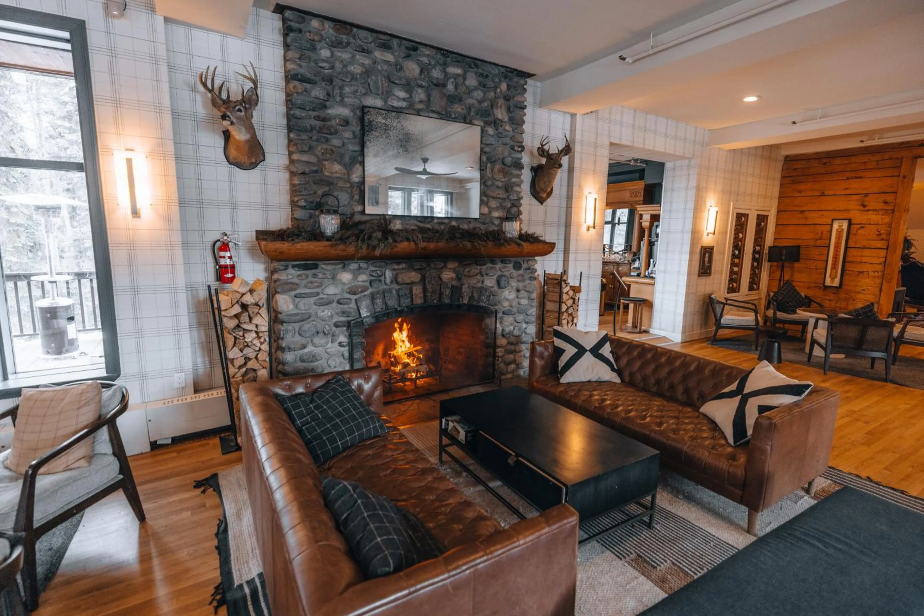 Lounge or bar in Emerald Lake Lodge