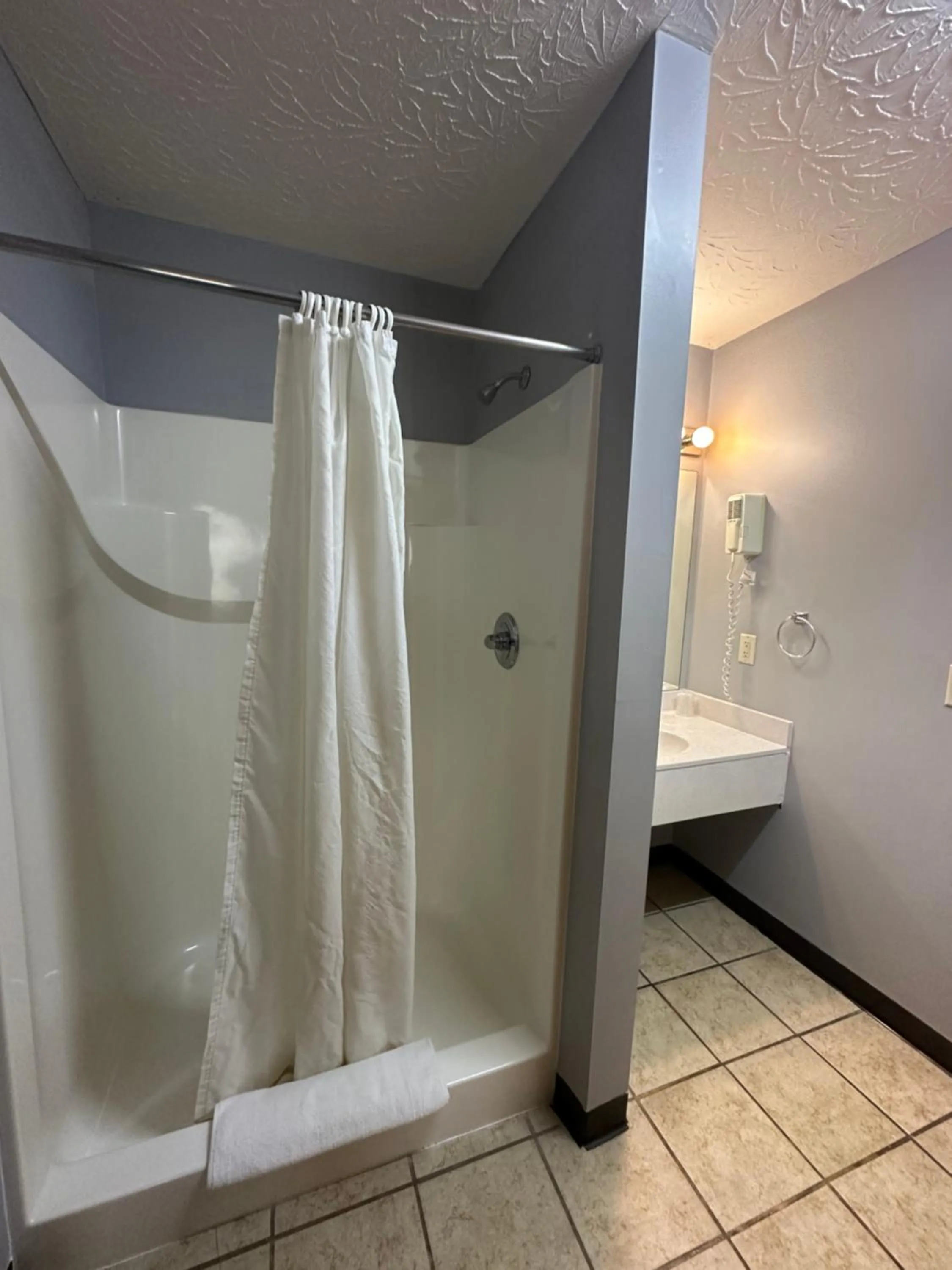 Bathroom in Fairway Inn Florence Indiana