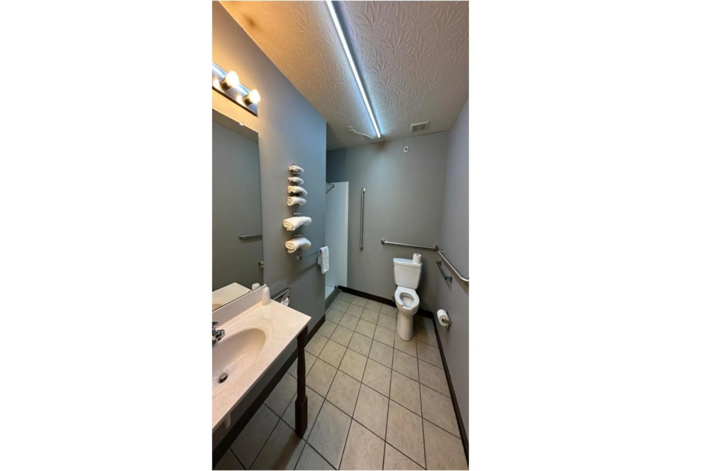 Bathroom in Fairway Inn Florence Indiana