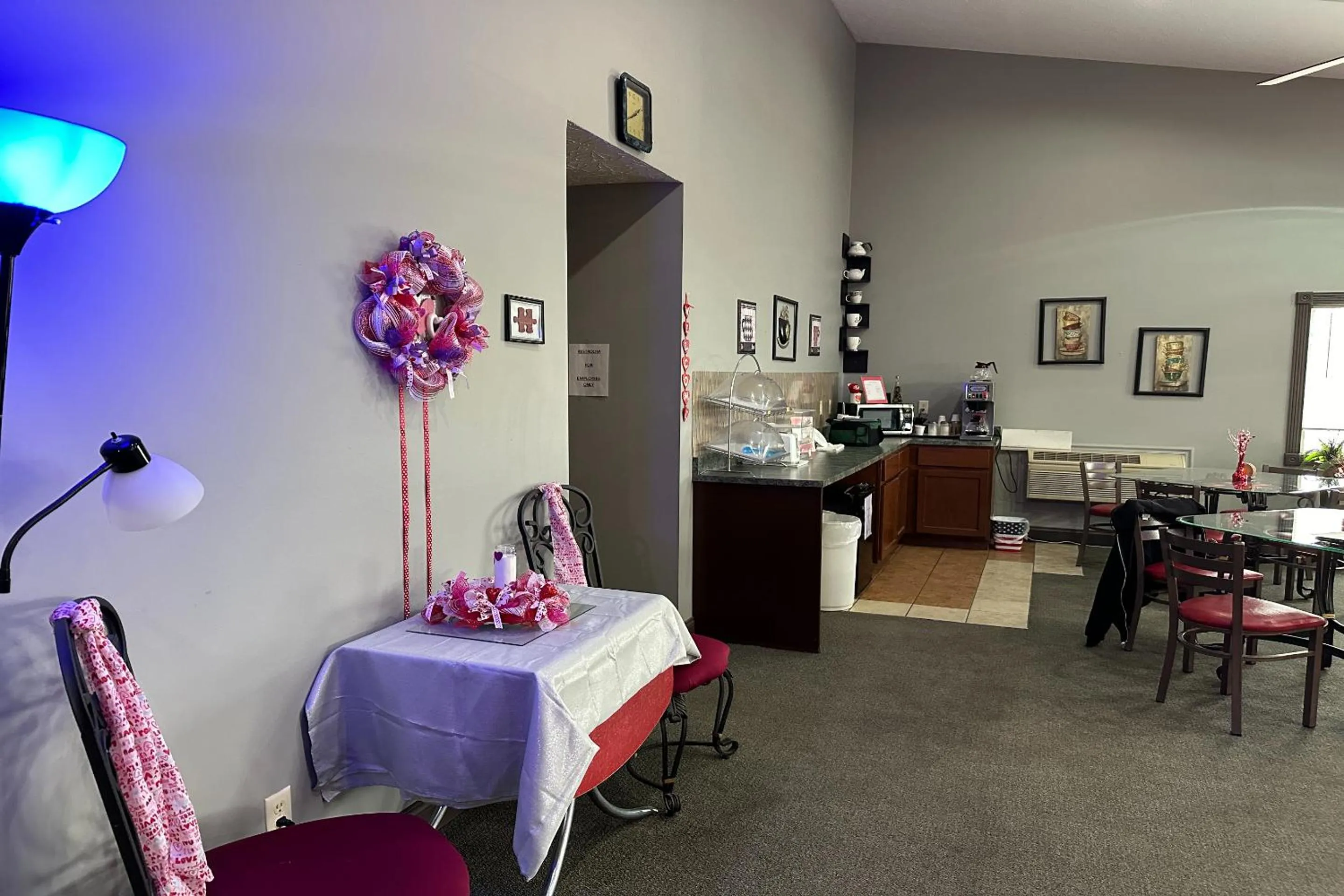 Dining area in Fairway Inn Florence Indiana