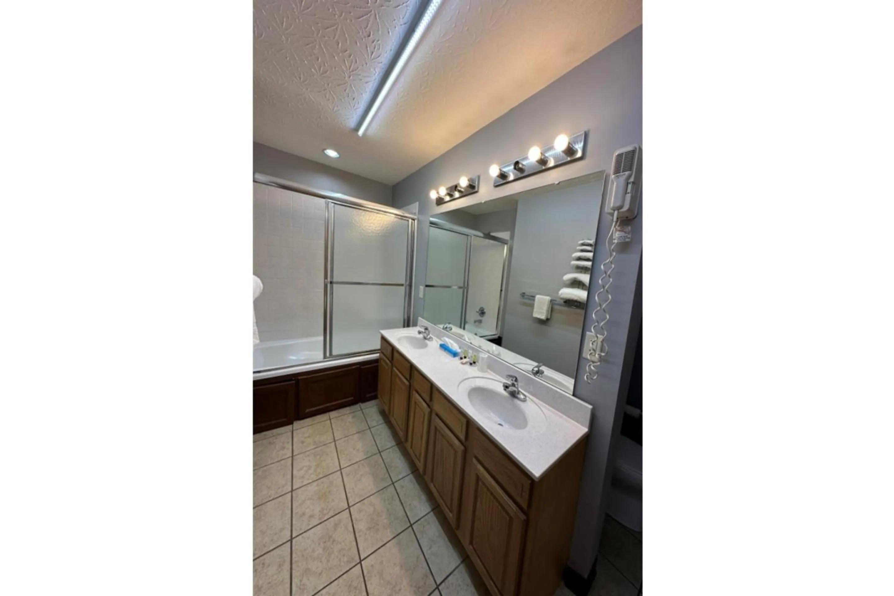 Bathroom in Fairway Inn Florence Indiana