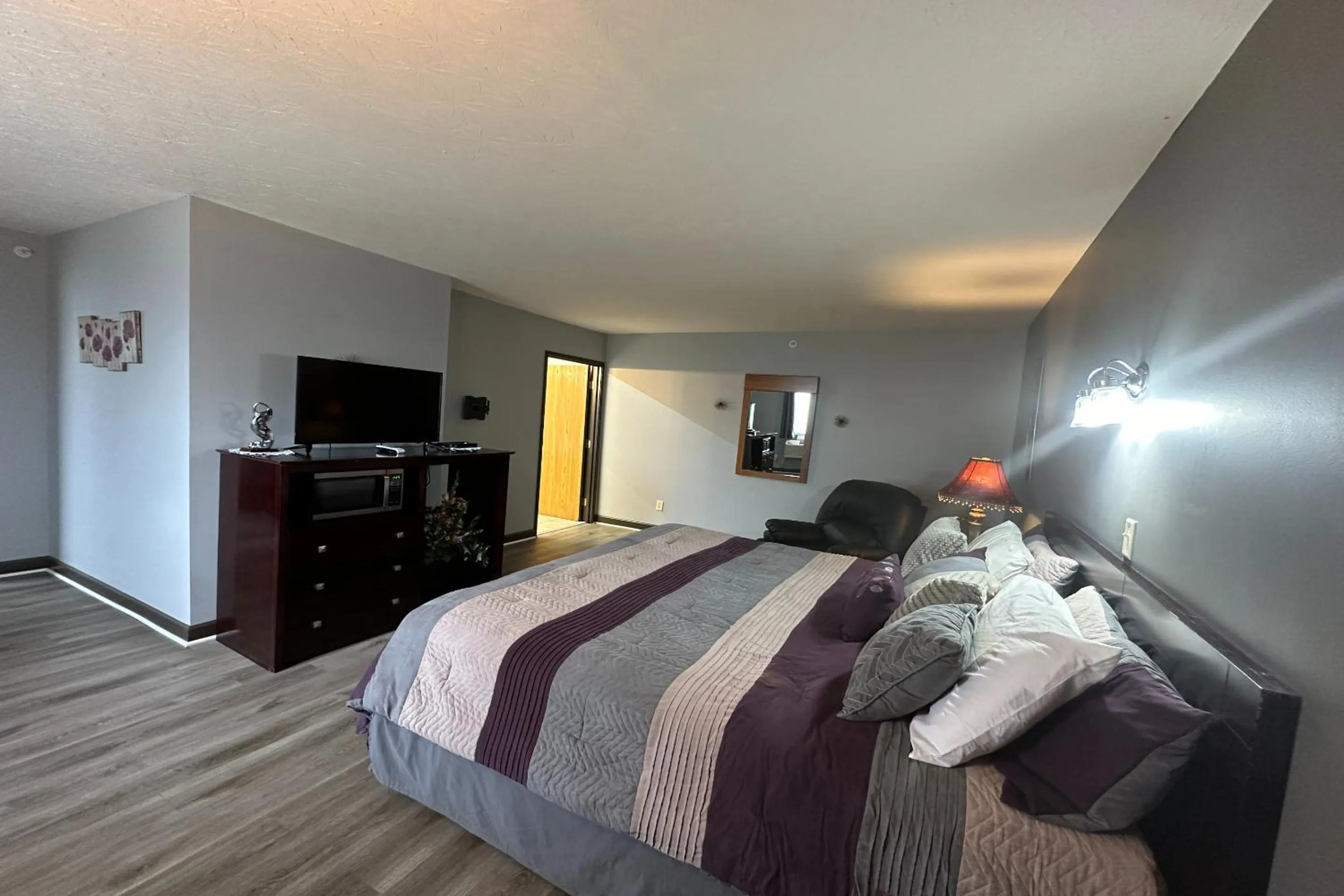 Bedroom, Bed in Fairway Inn Florence Indiana