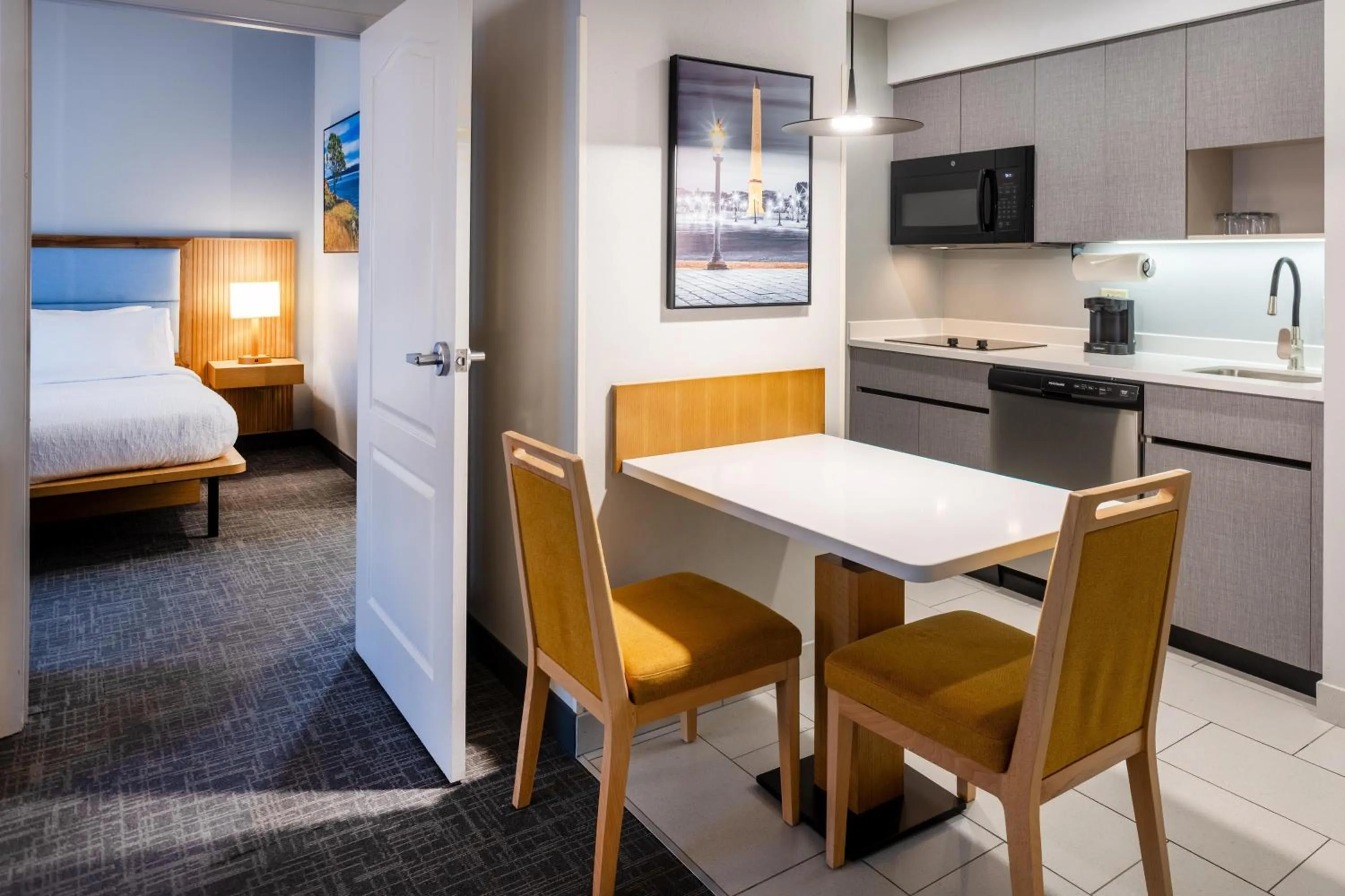 Kitchen or kitchenette, Bed in Homewood Suites by Hilton Rochester/Greece, NY