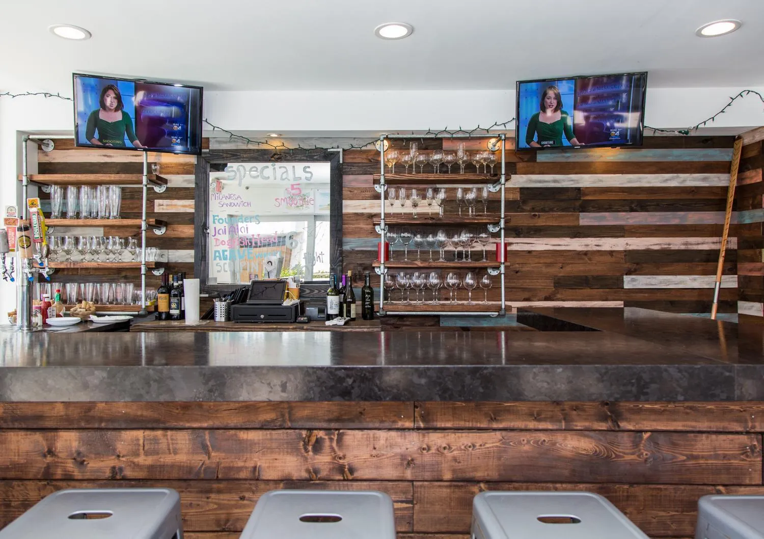 Restaurant/places to eat in Premiere Hotel