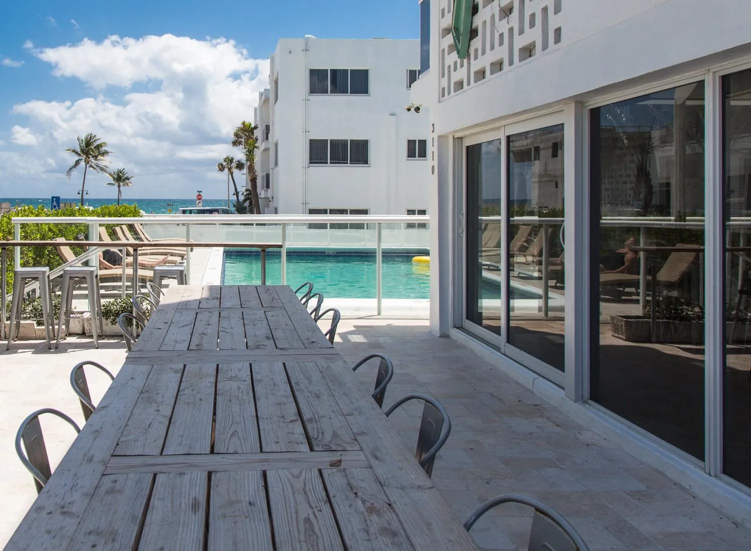 Restaurant/places to eat in Premiere Hotel