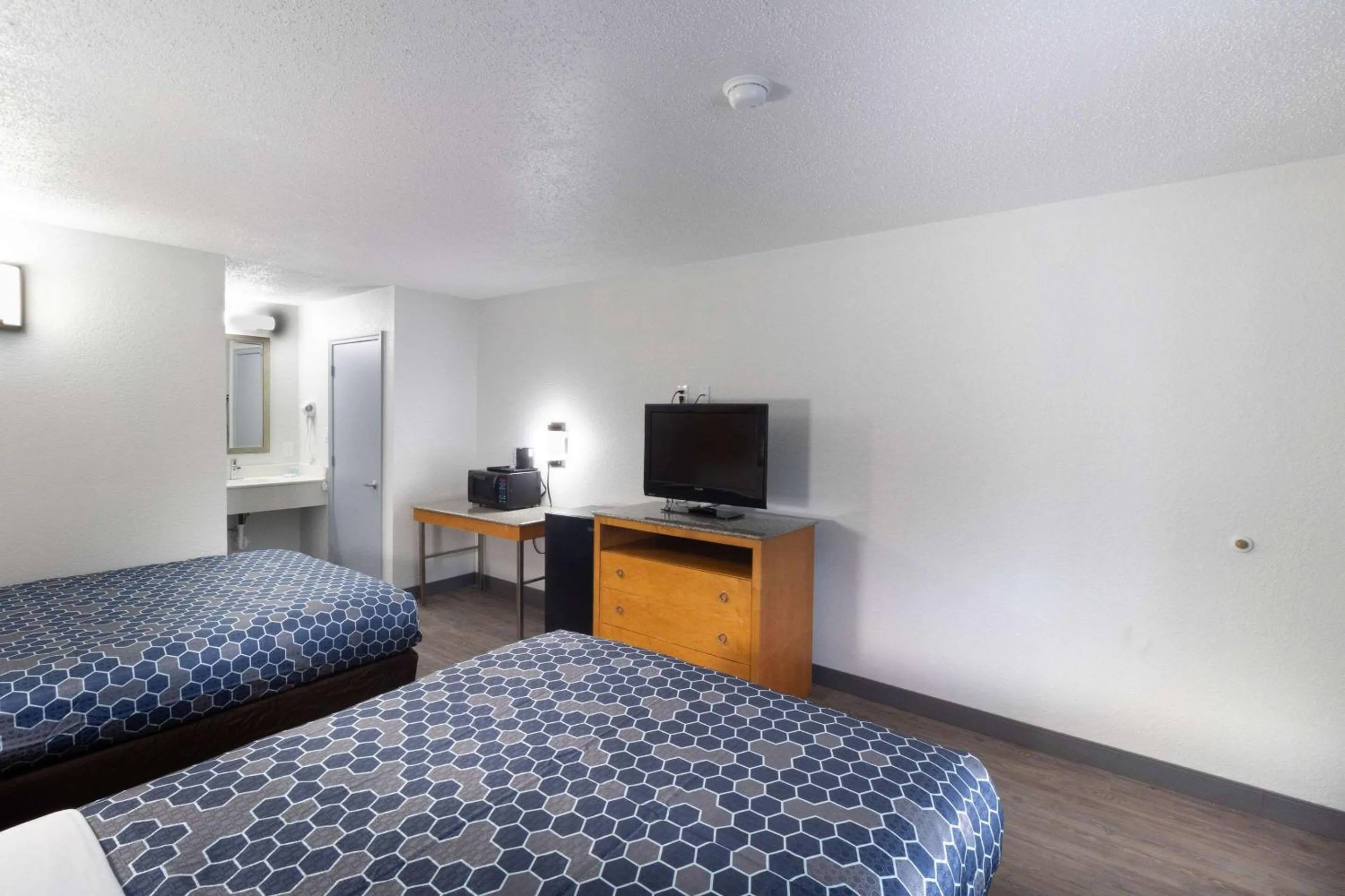Bedroom, Bed in Rodeway Inn At Fort Lee
