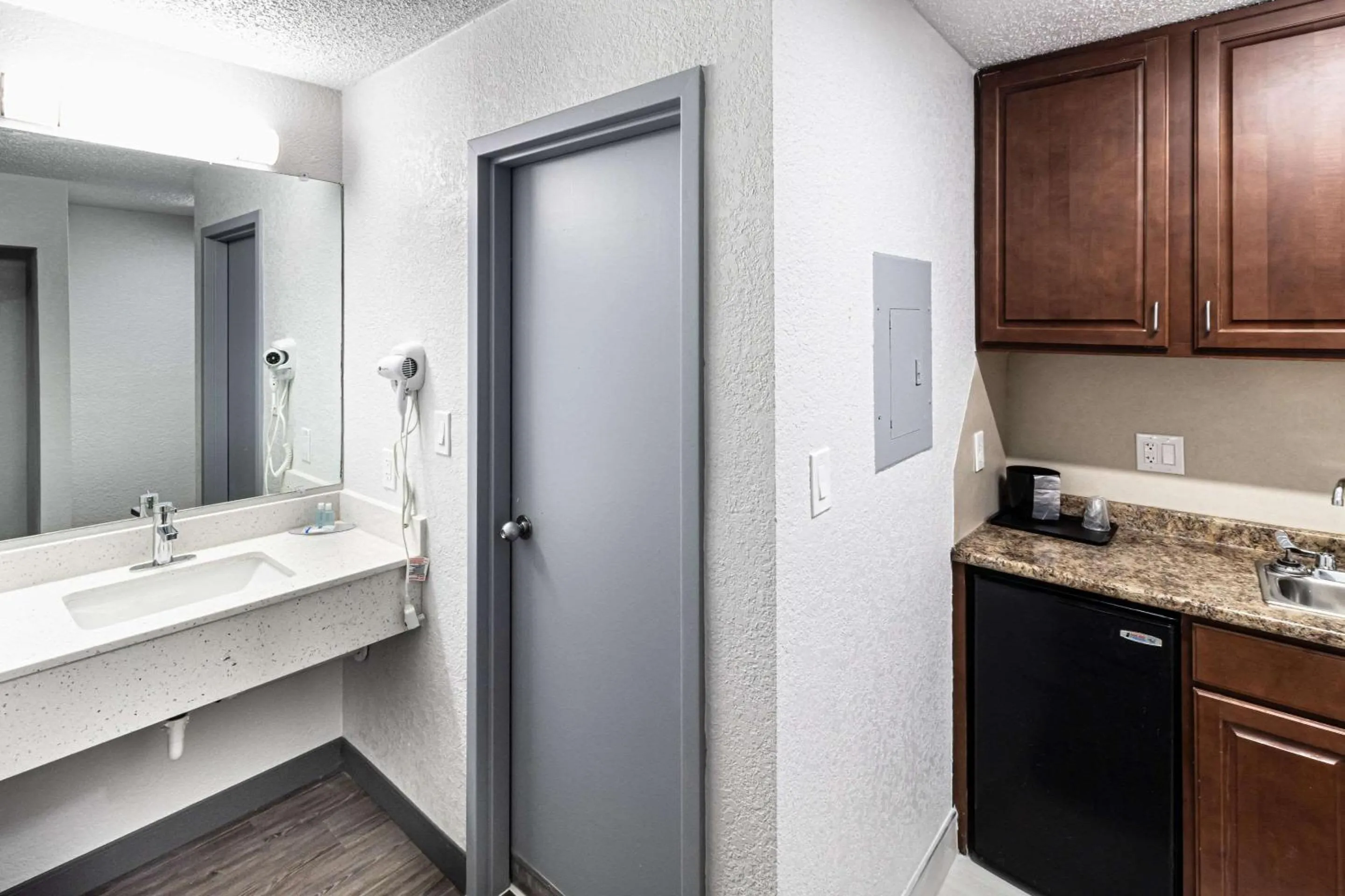 Bedroom in Rodeway Inn At Fort Lee