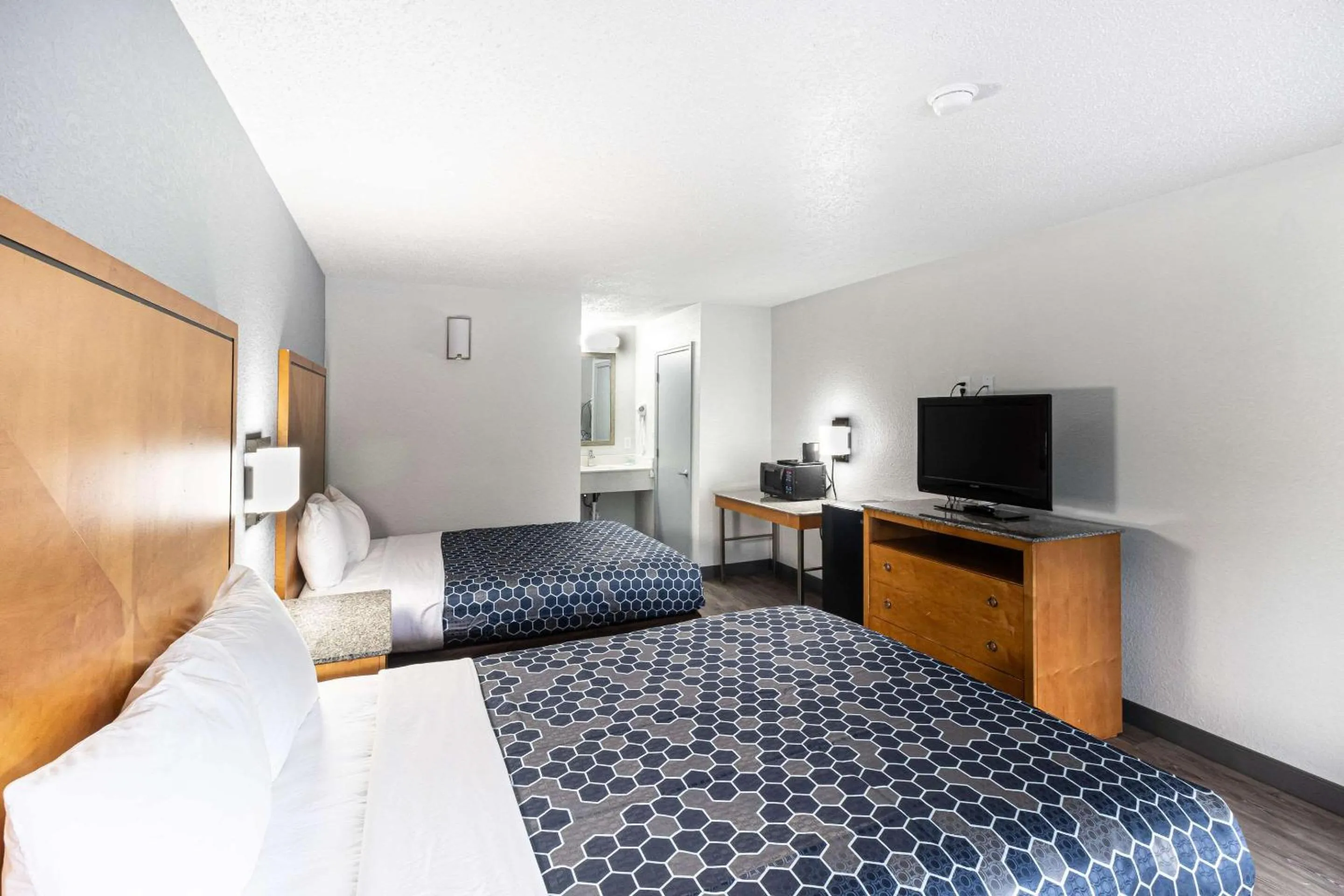 Bedroom, Bed in Rodeway Inn At Fort Lee