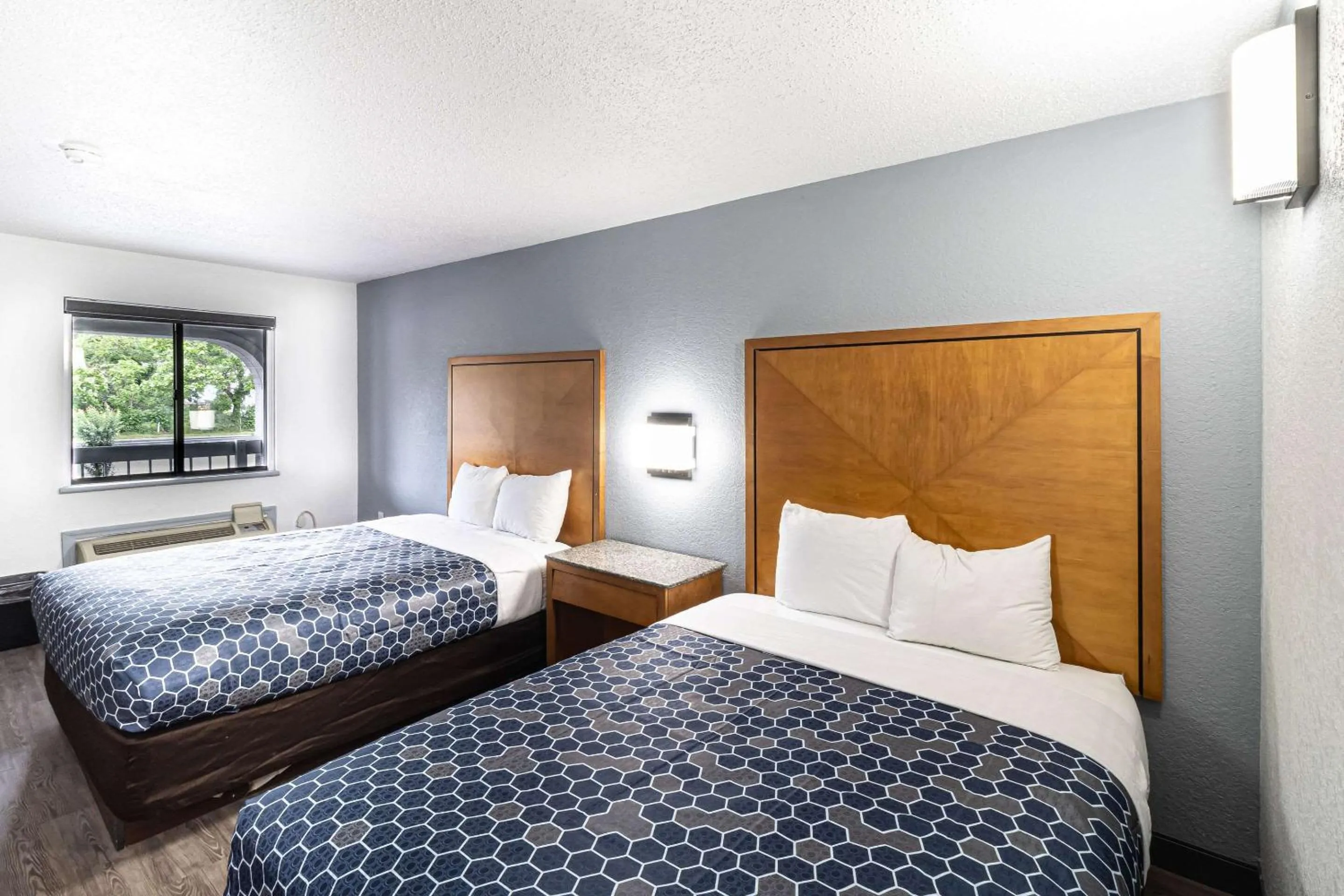 Bedroom, Bed in Rodeway Inn At Fort Lee