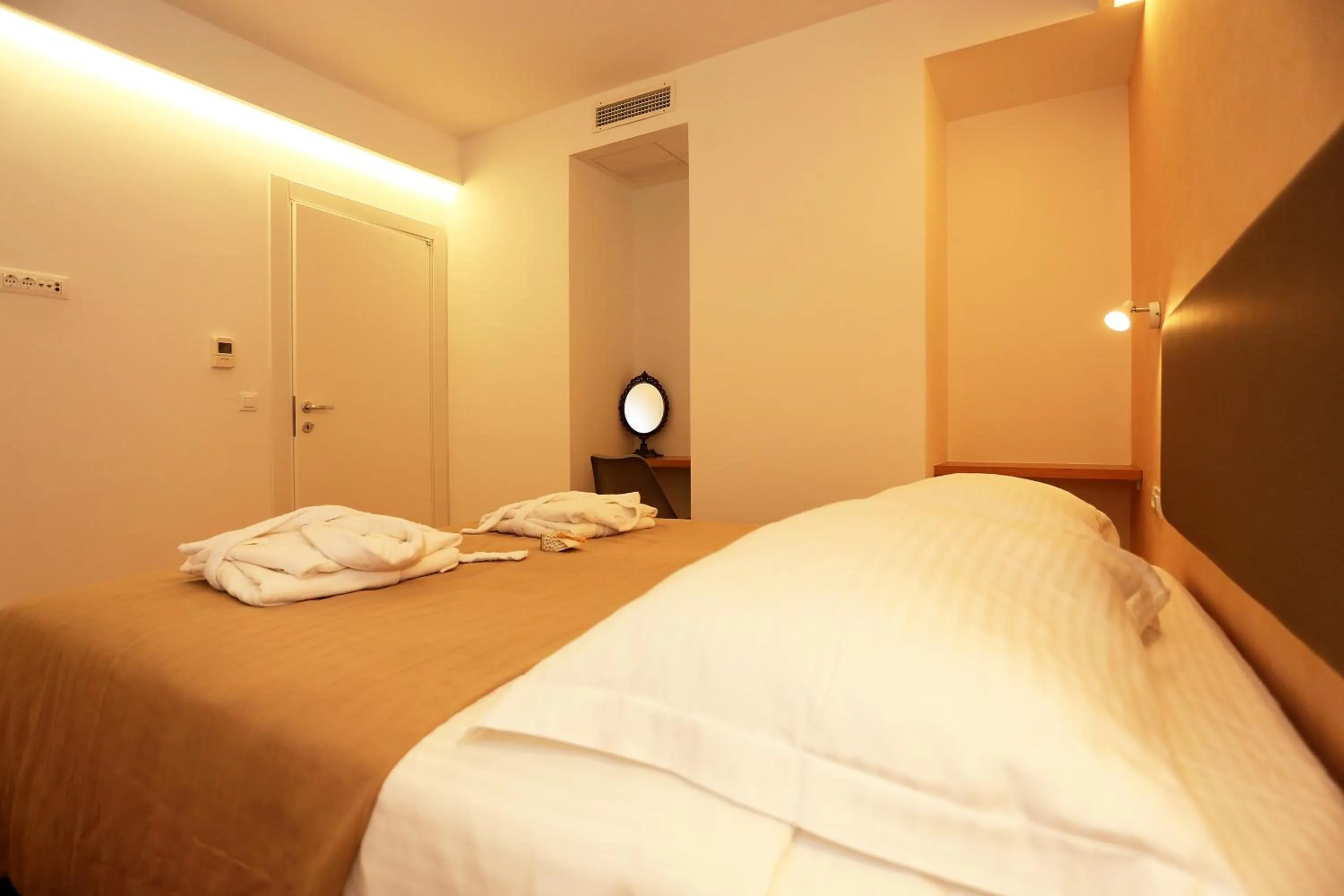 Bed in Lotos