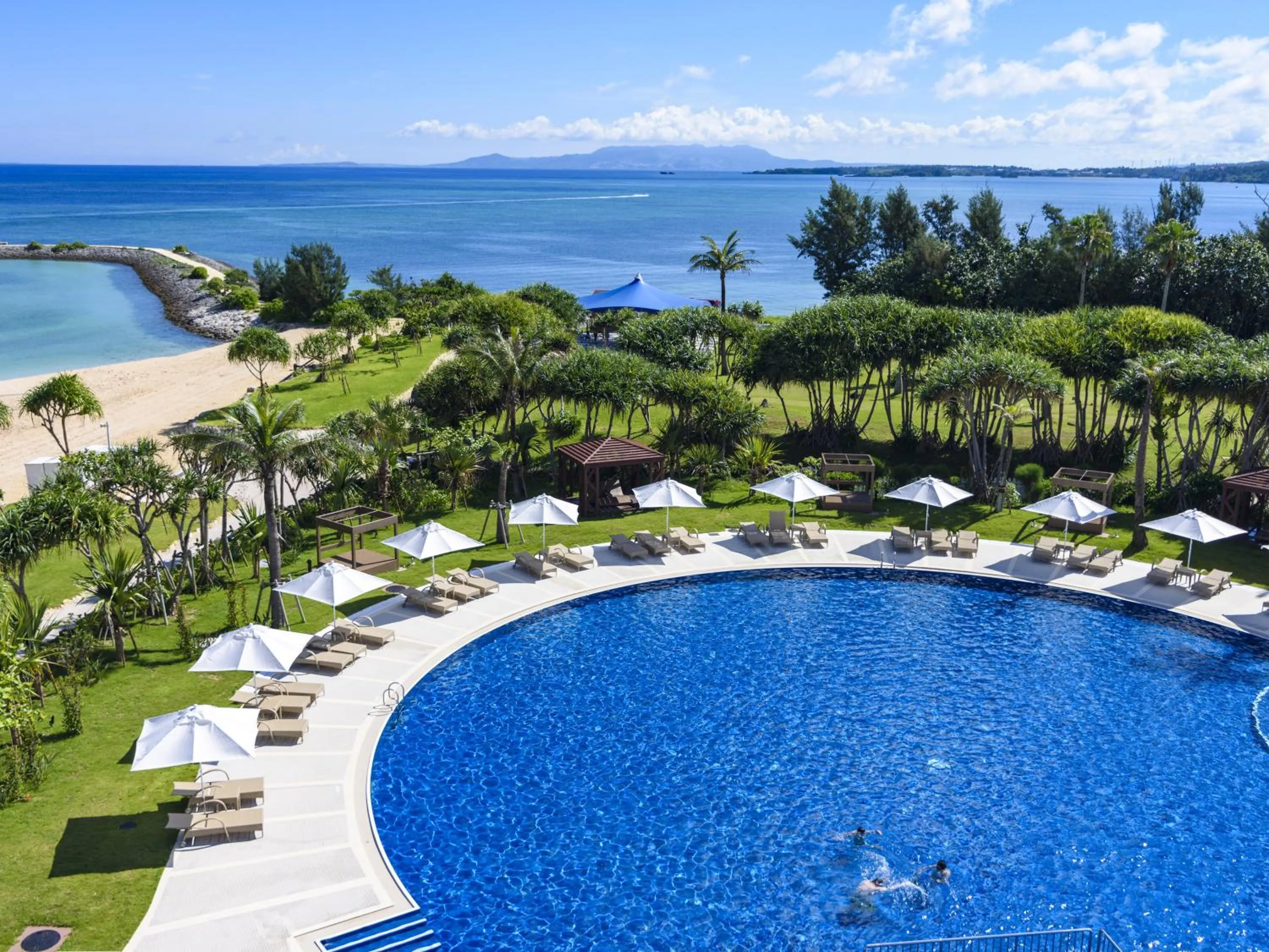 Swimming pool in Sheraton Okinawa Sunmarina Resort