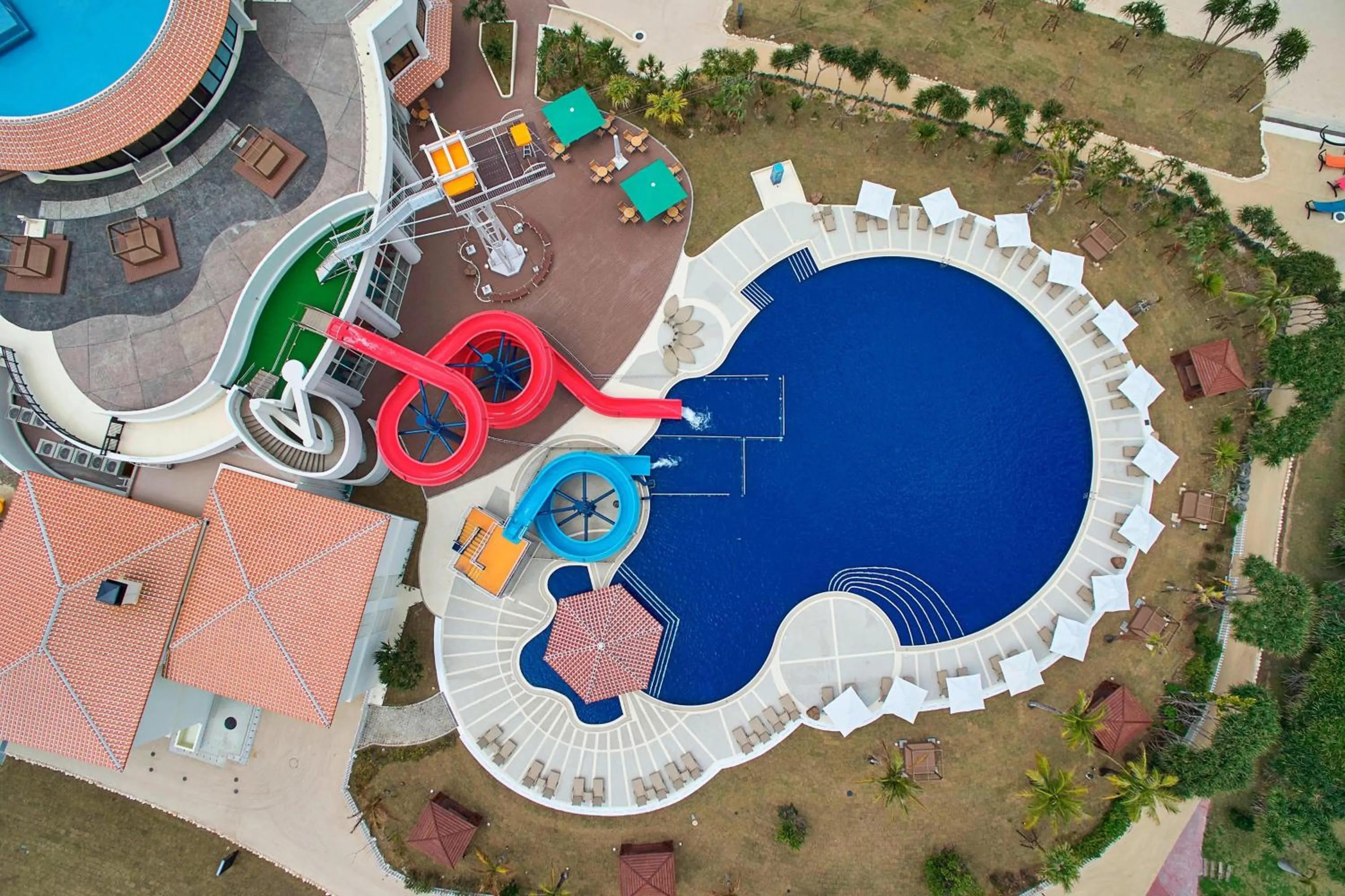 Swimming pool in Sheraton Okinawa Sunmarina Resort