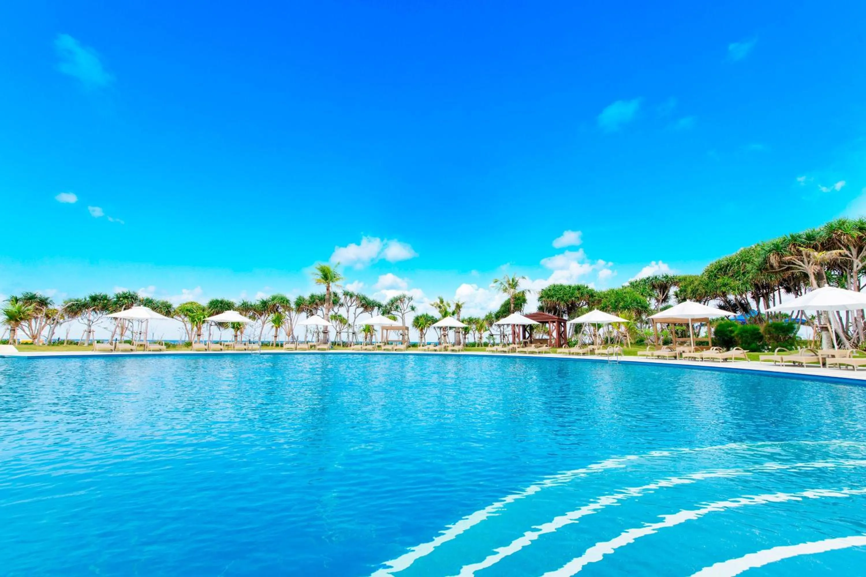 Swimming pool in Sheraton Okinawa Sunmarina Resort