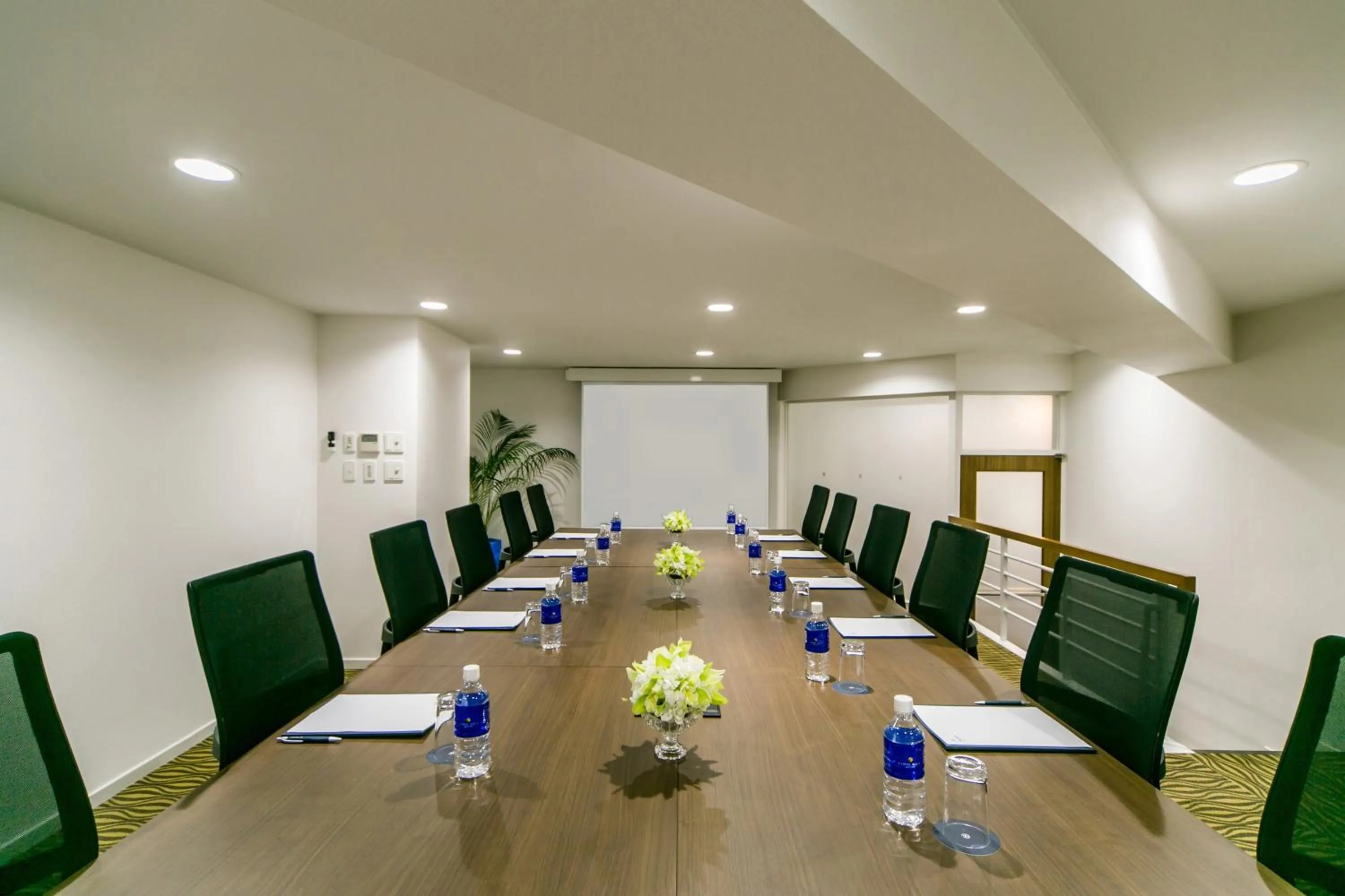 Meeting/conference room in Sheraton Okinawa Sunmarina Resort