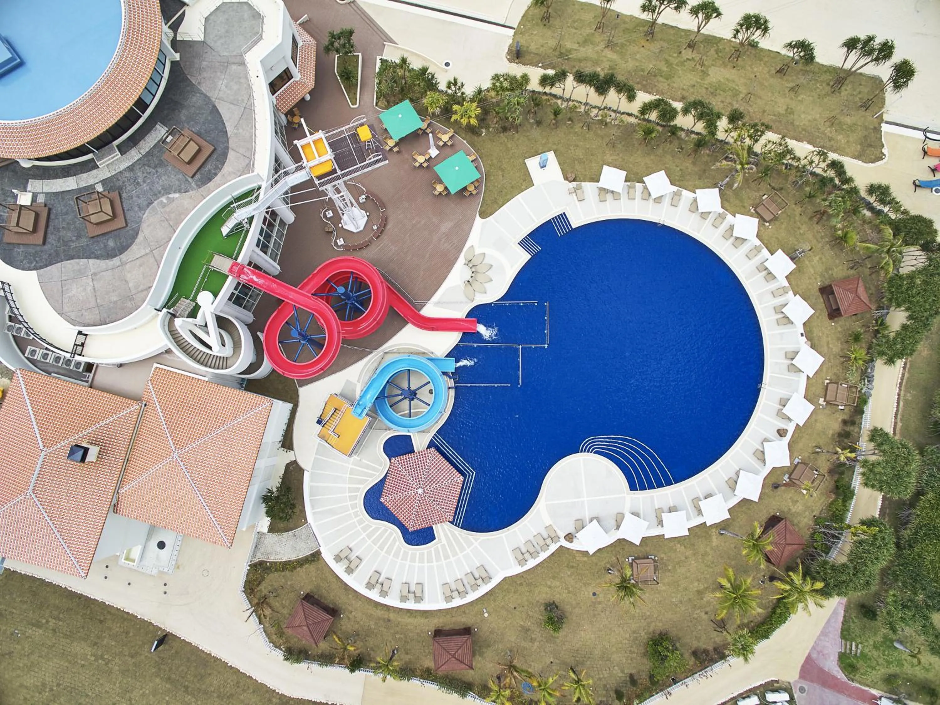 Swimming pool in Sheraton Okinawa Sunmarina Resort