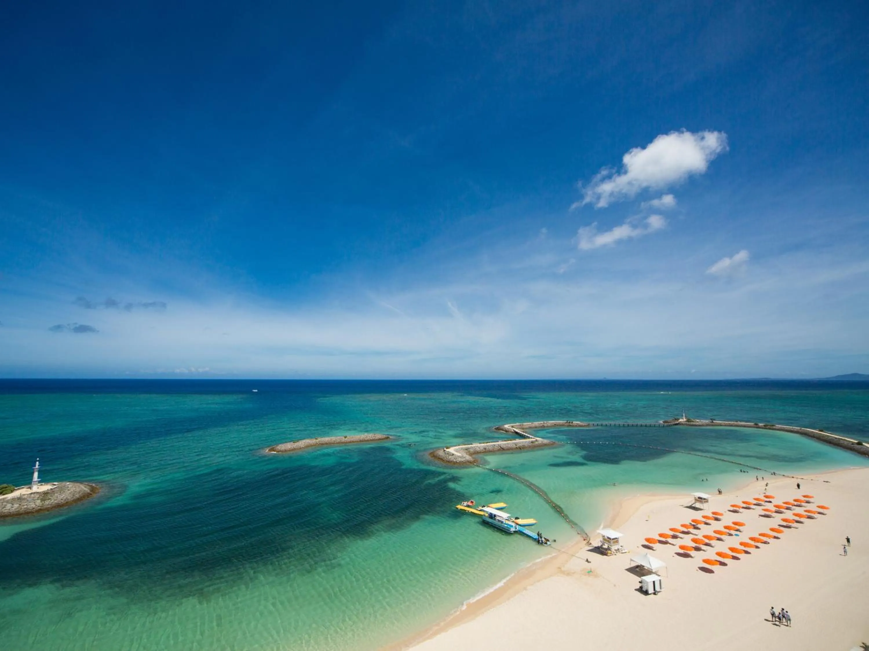 Beach in Sheraton Okinawa Sunmarina Resort