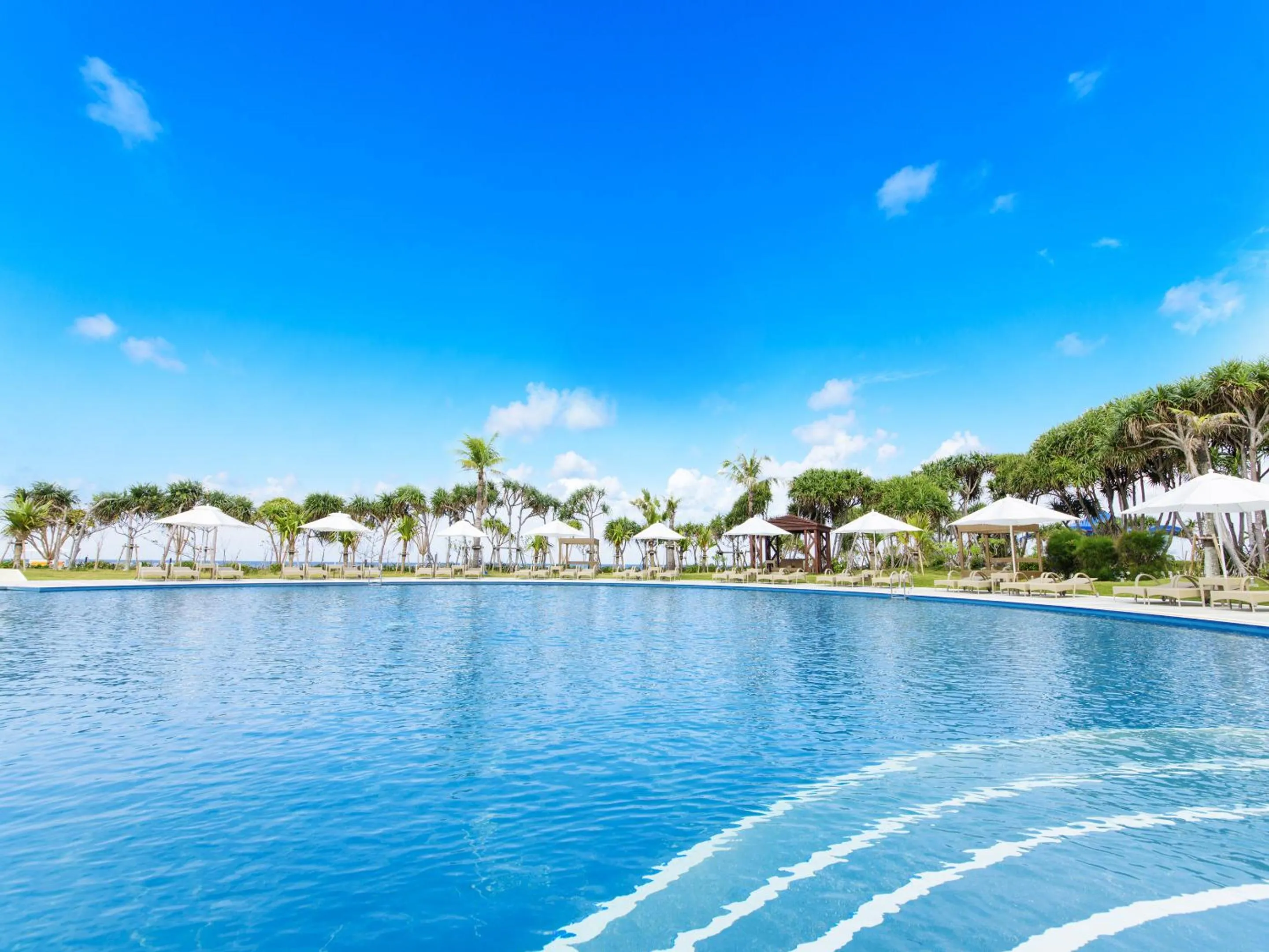 Swimming pool in Sheraton Okinawa Sunmarina Resort