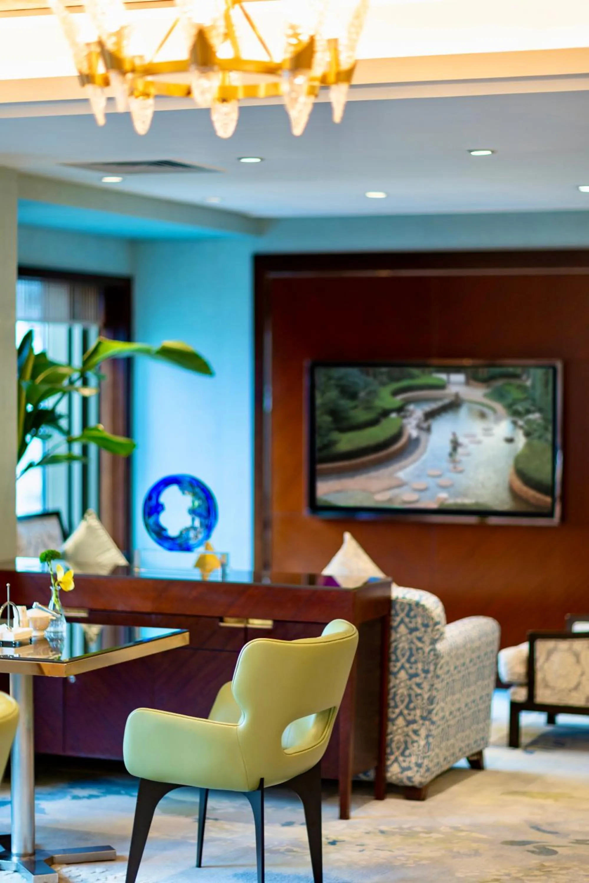 Communal lounge/ TV room in Shangri-La Dalian