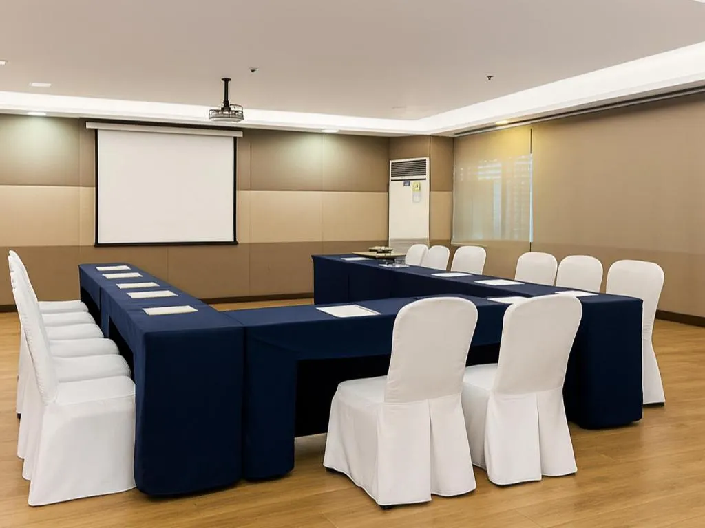 Meeting/conference room in Castle Peak Hotel