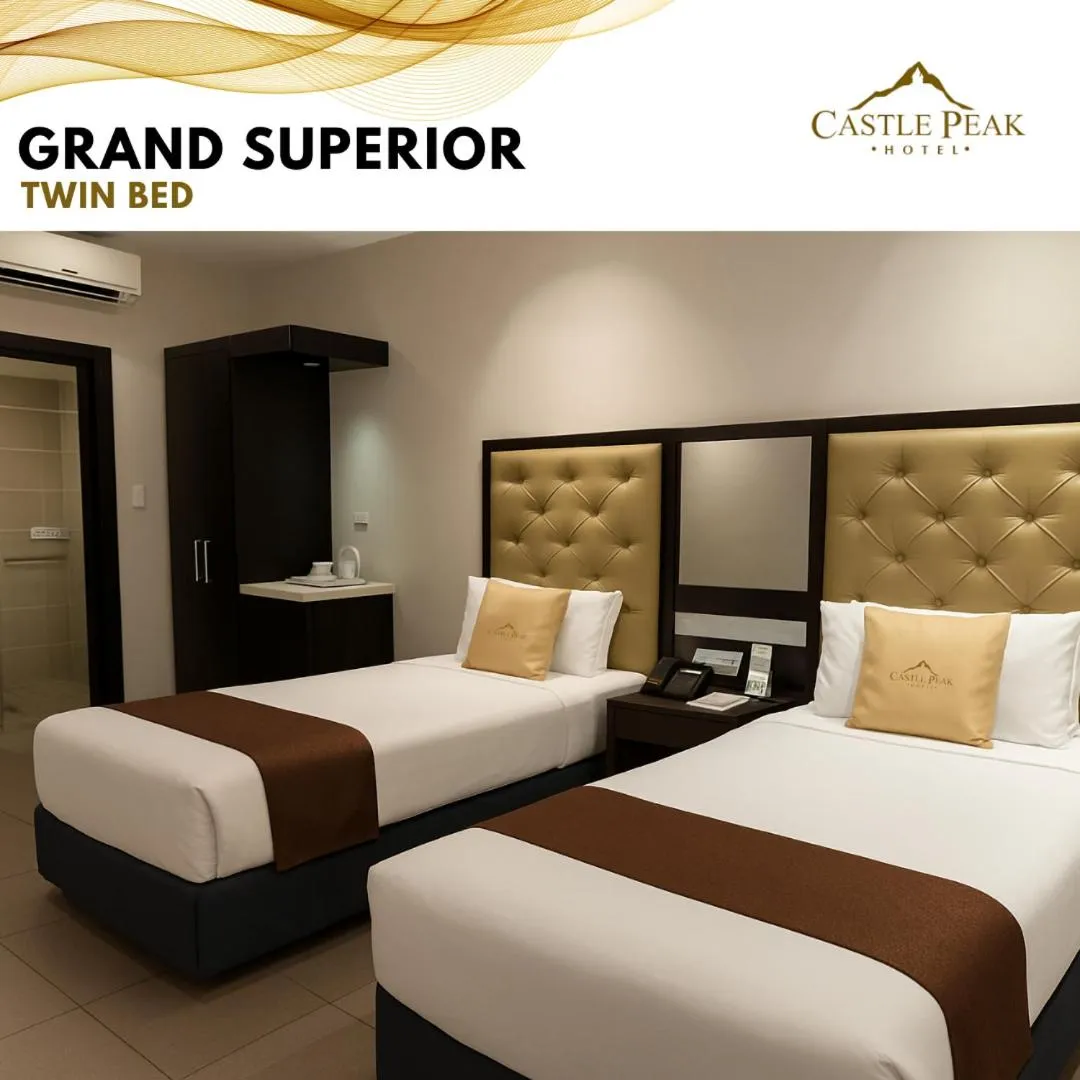 Bedroom, Bed in Castle Peak Hotel