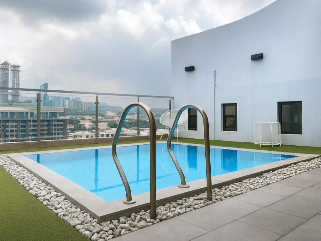 Swimming pool in Castle Peak Hotel