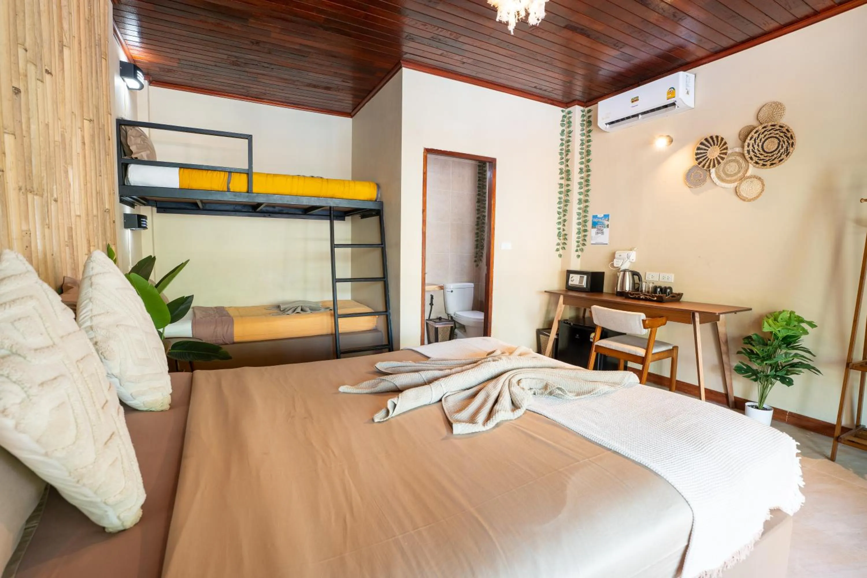 Pool view, Bed in Lanta Riviera Beach Resort