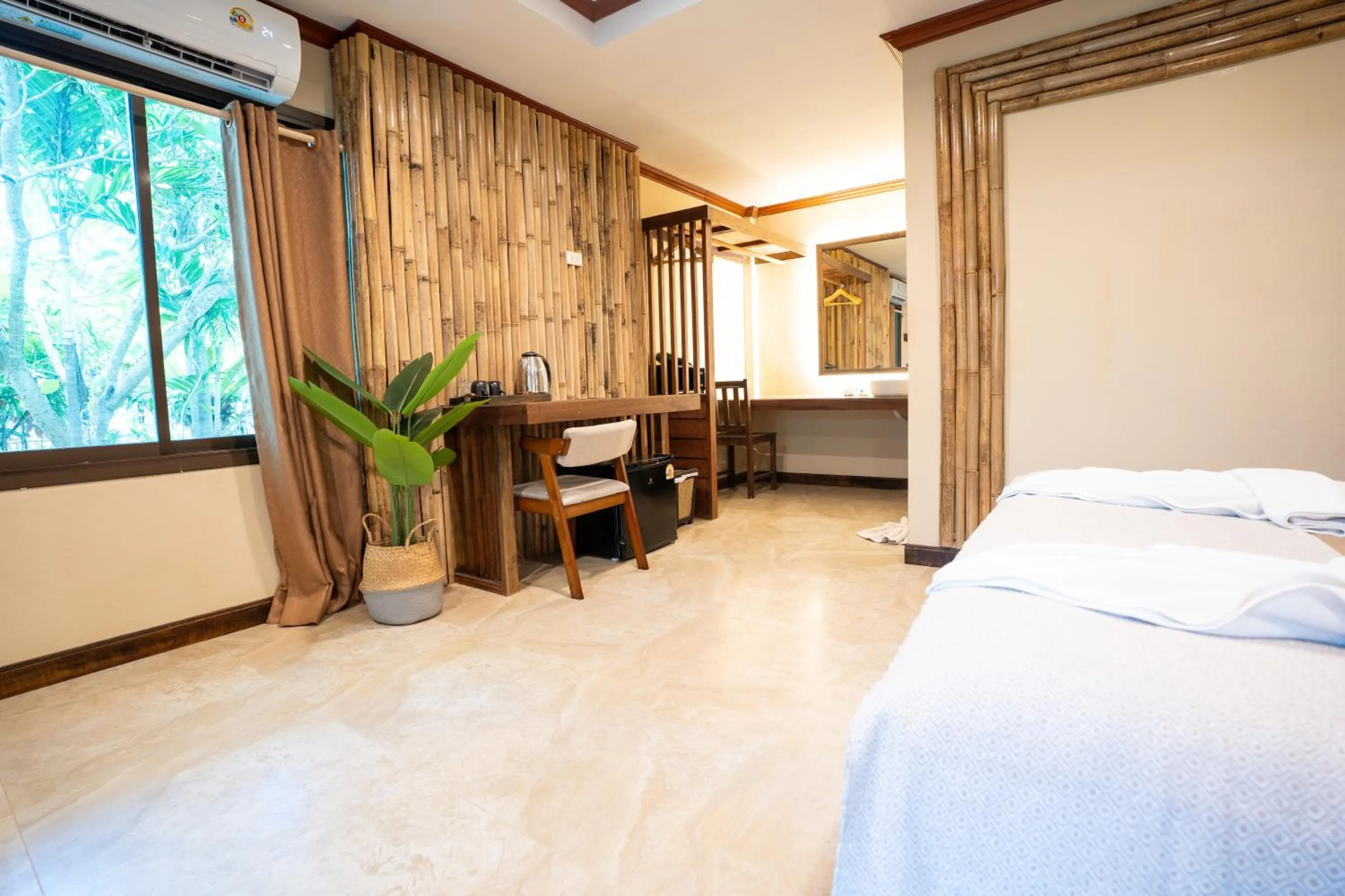 Photo of the whole room, Bed in Lanta Riviera Beach Resort