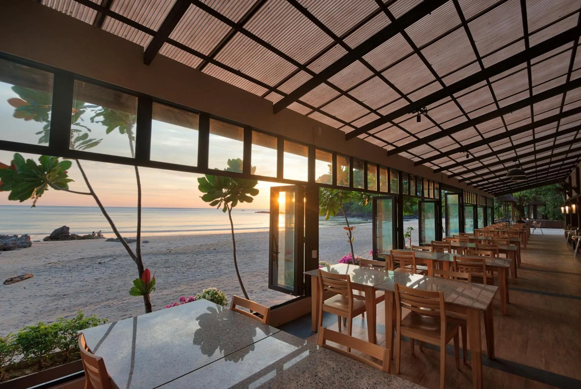 Restaurant/places to eat in Anda Lanta Resort