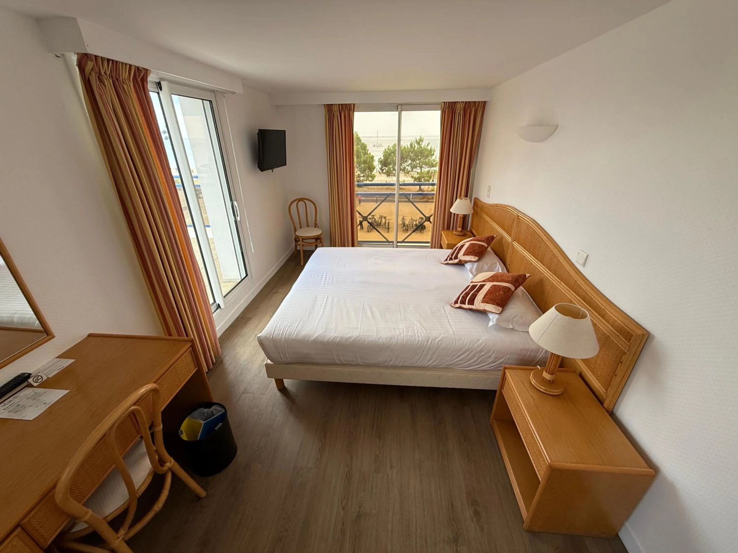 Photo of the whole room, Bed in Hôtel Édenia - Spa Estime&Sens