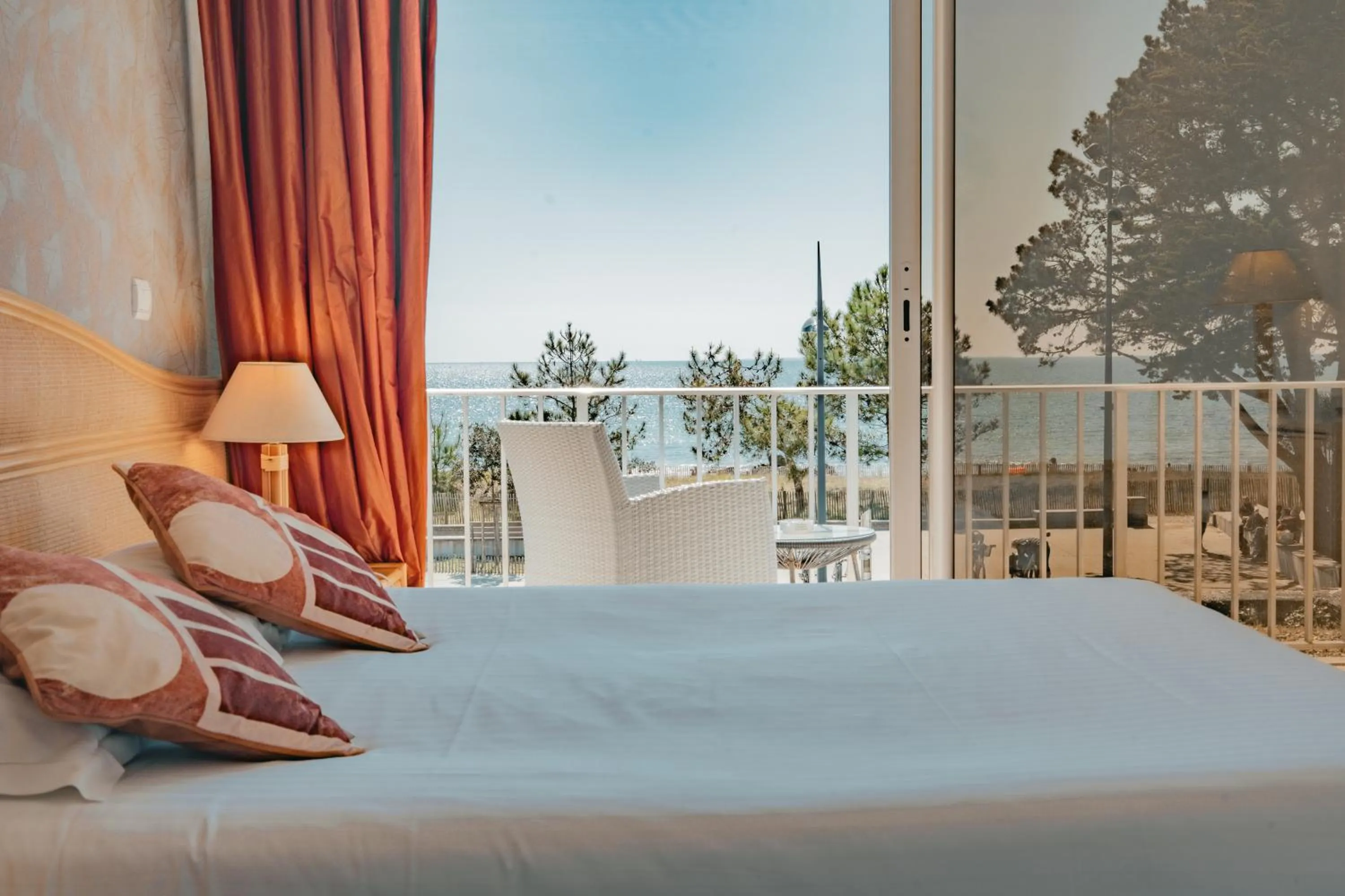 Balcony/Terrace, Bed in Hôtel Édenia - Spa Estime&Sens