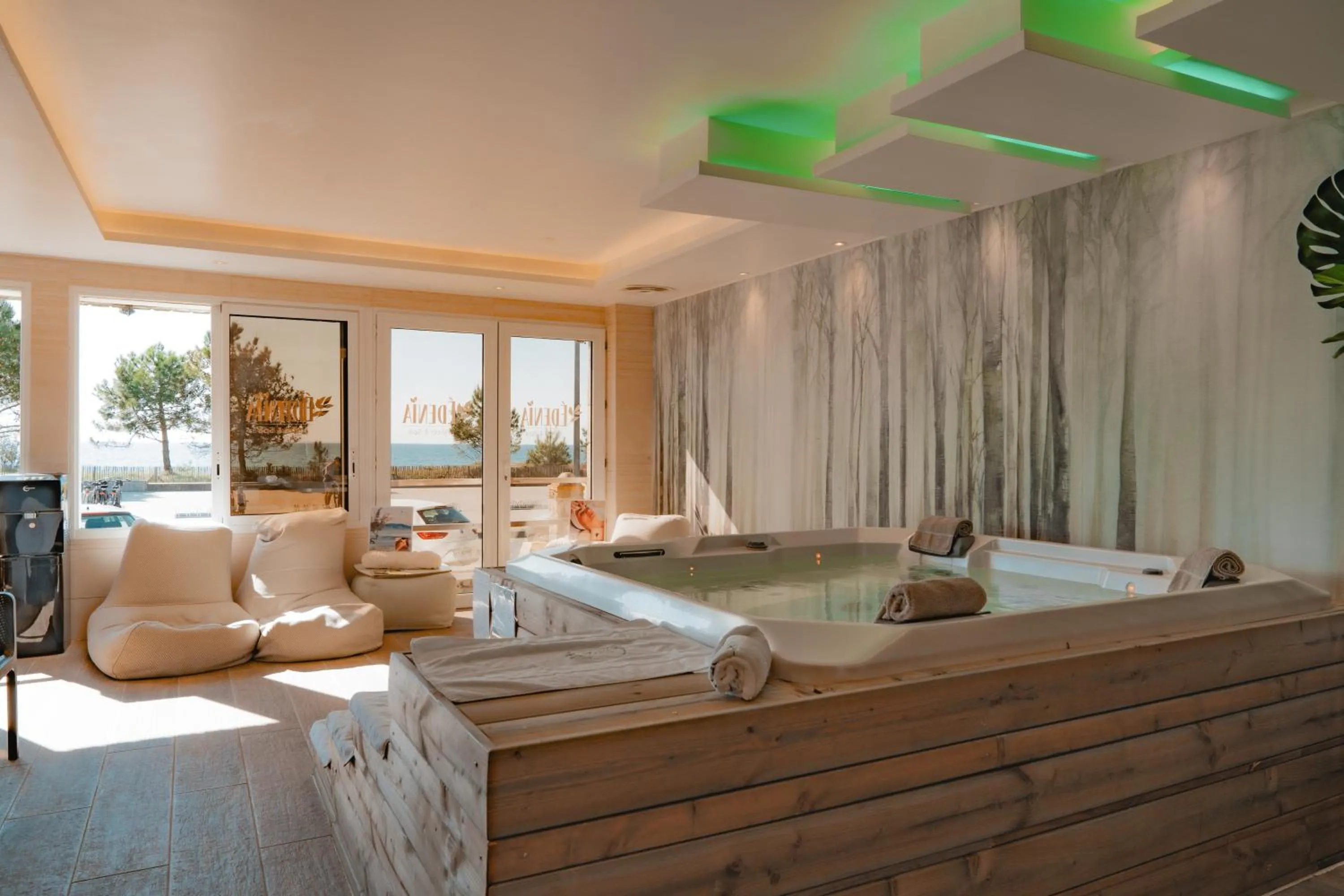 Hot Tub in Hôtel Édenia - Spa Estime&Sens