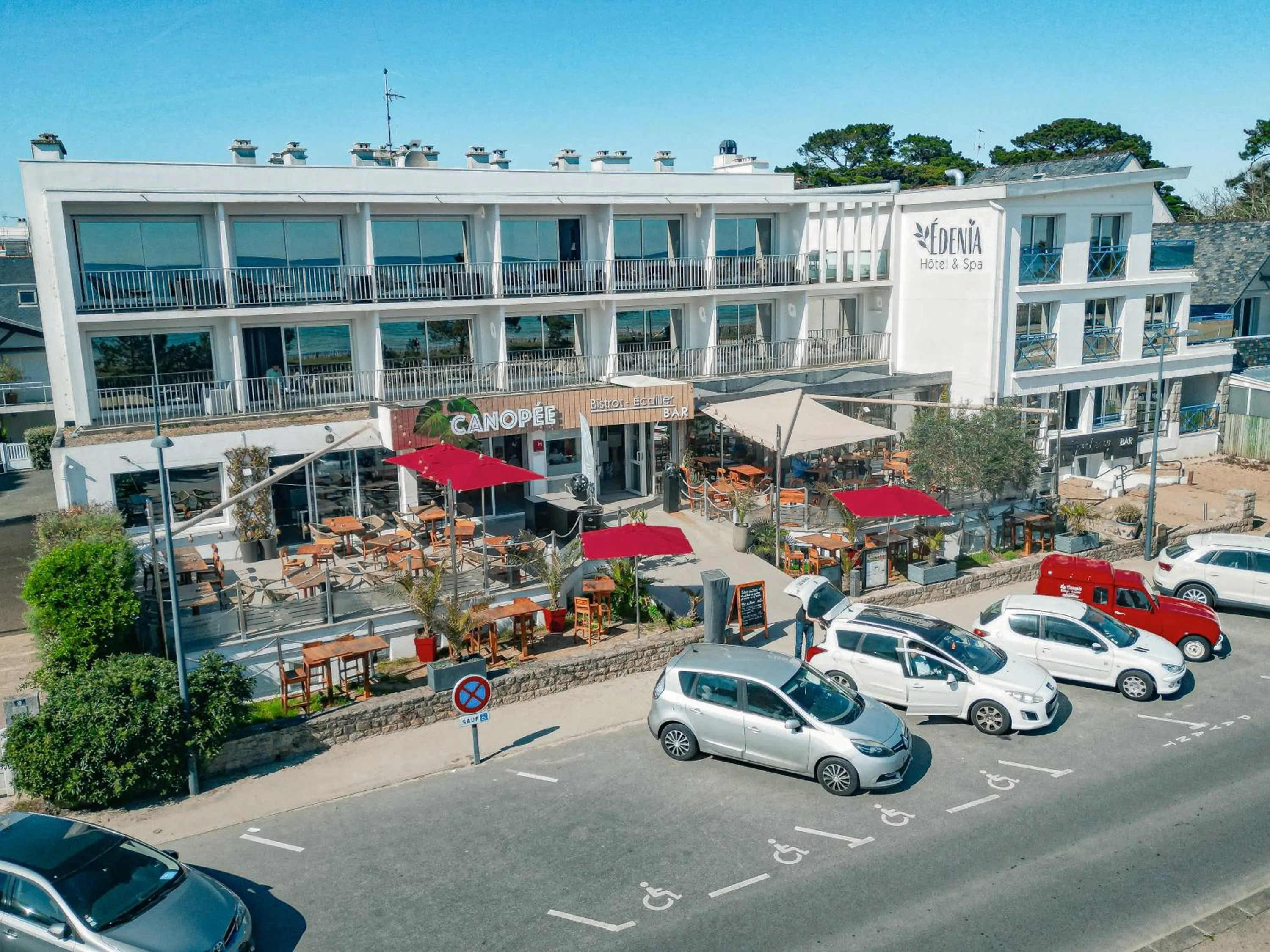 Property building in Hôtel Édenia - Spa Estime&Sens