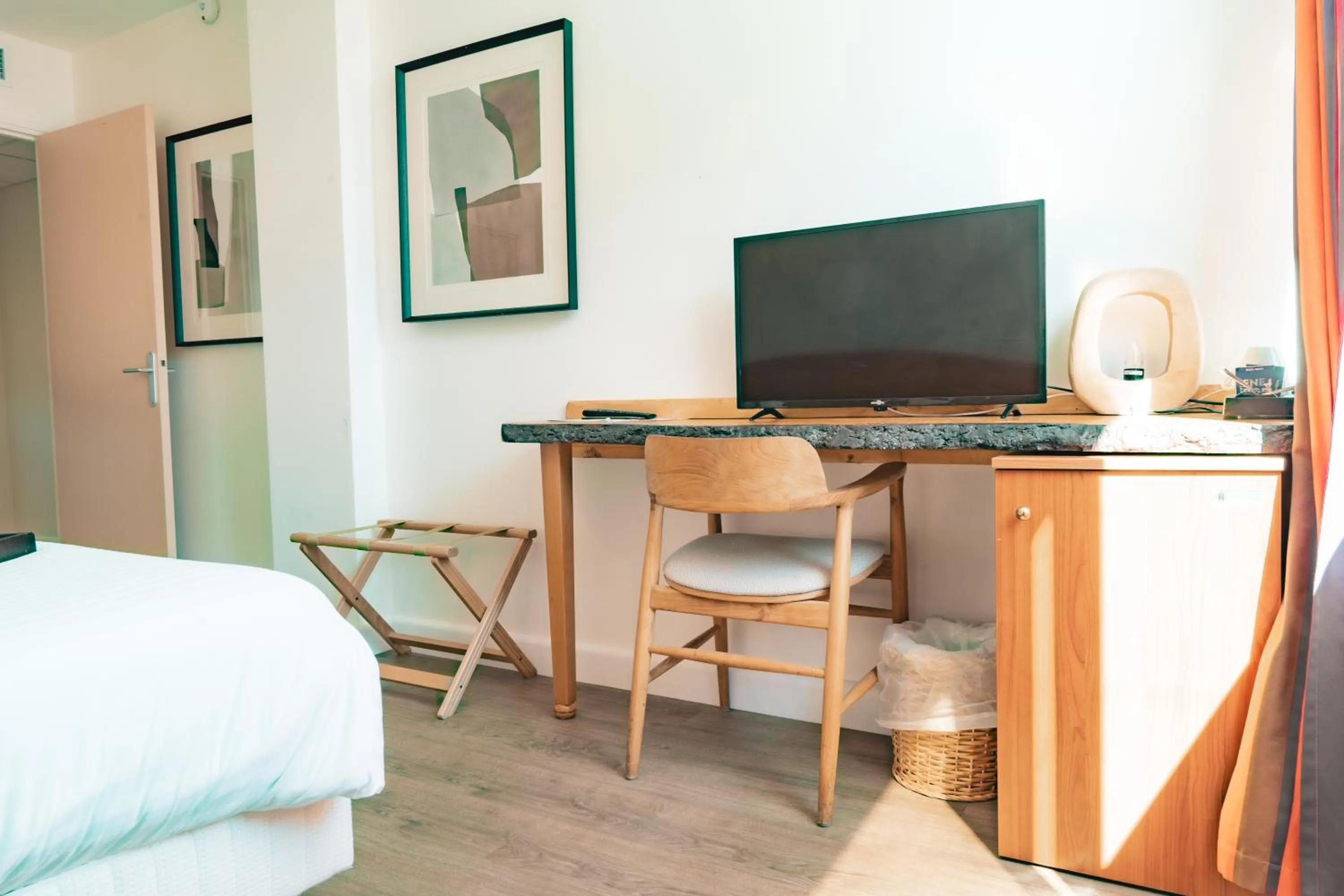 Photo of the whole room, Bed in Hôtel Édenia - Spa Estime&Sens