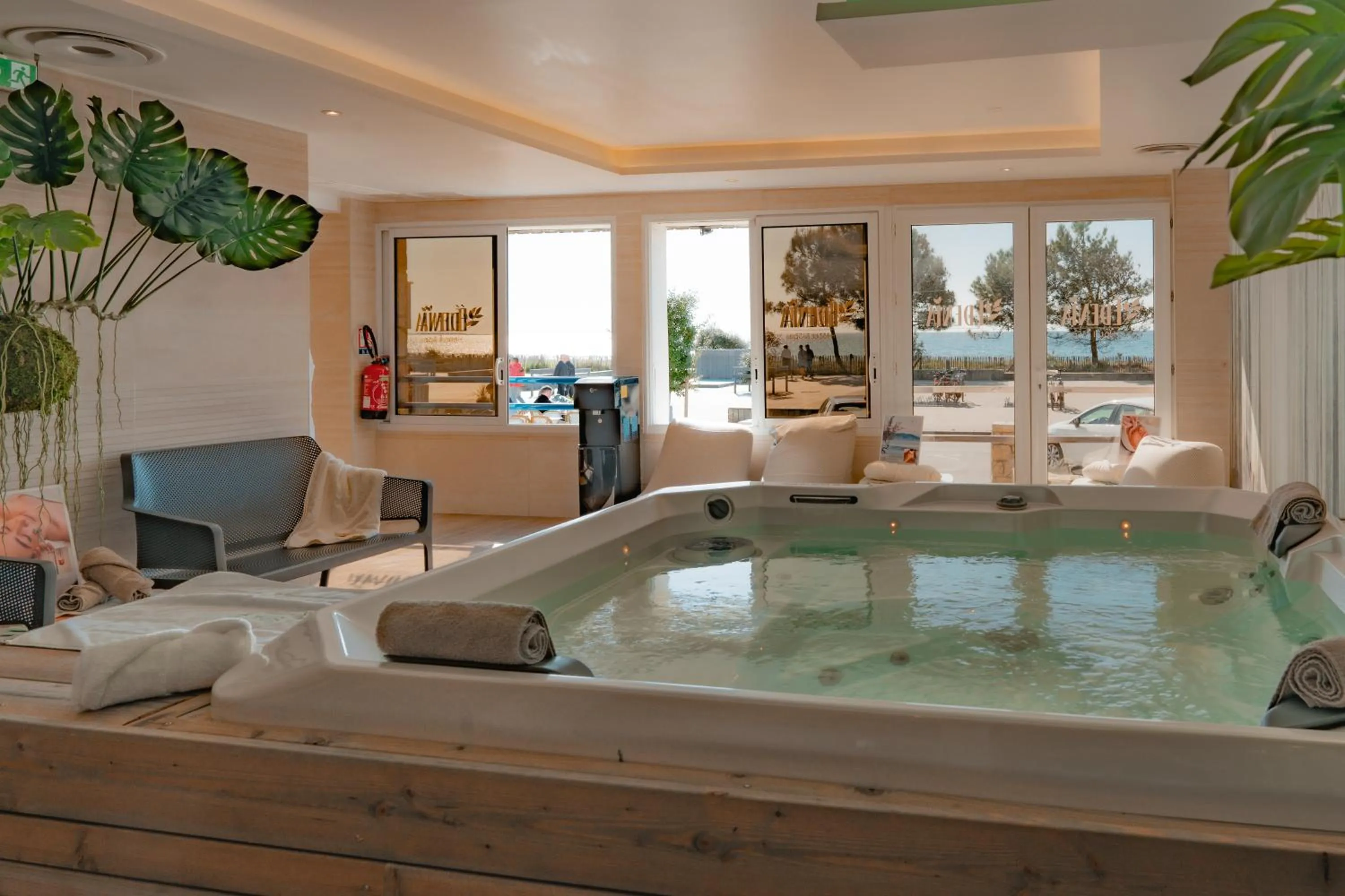 Hot Tub in Hôtel Édenia - Spa Estime&Sens