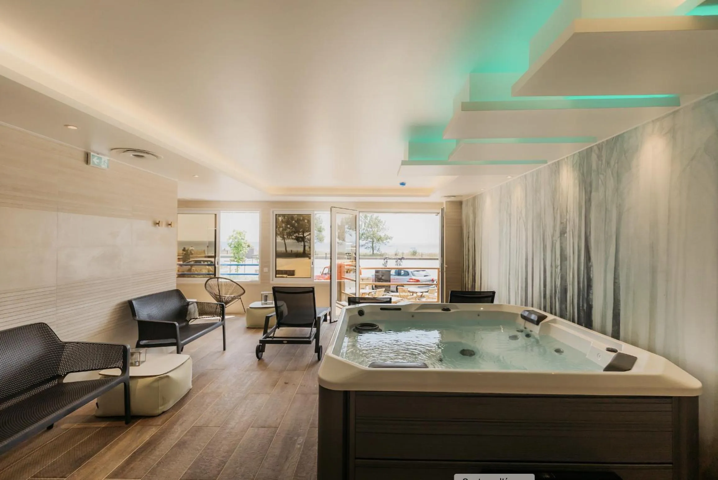 Hot Tub in Hôtel Édenia - Spa Estime&Sens