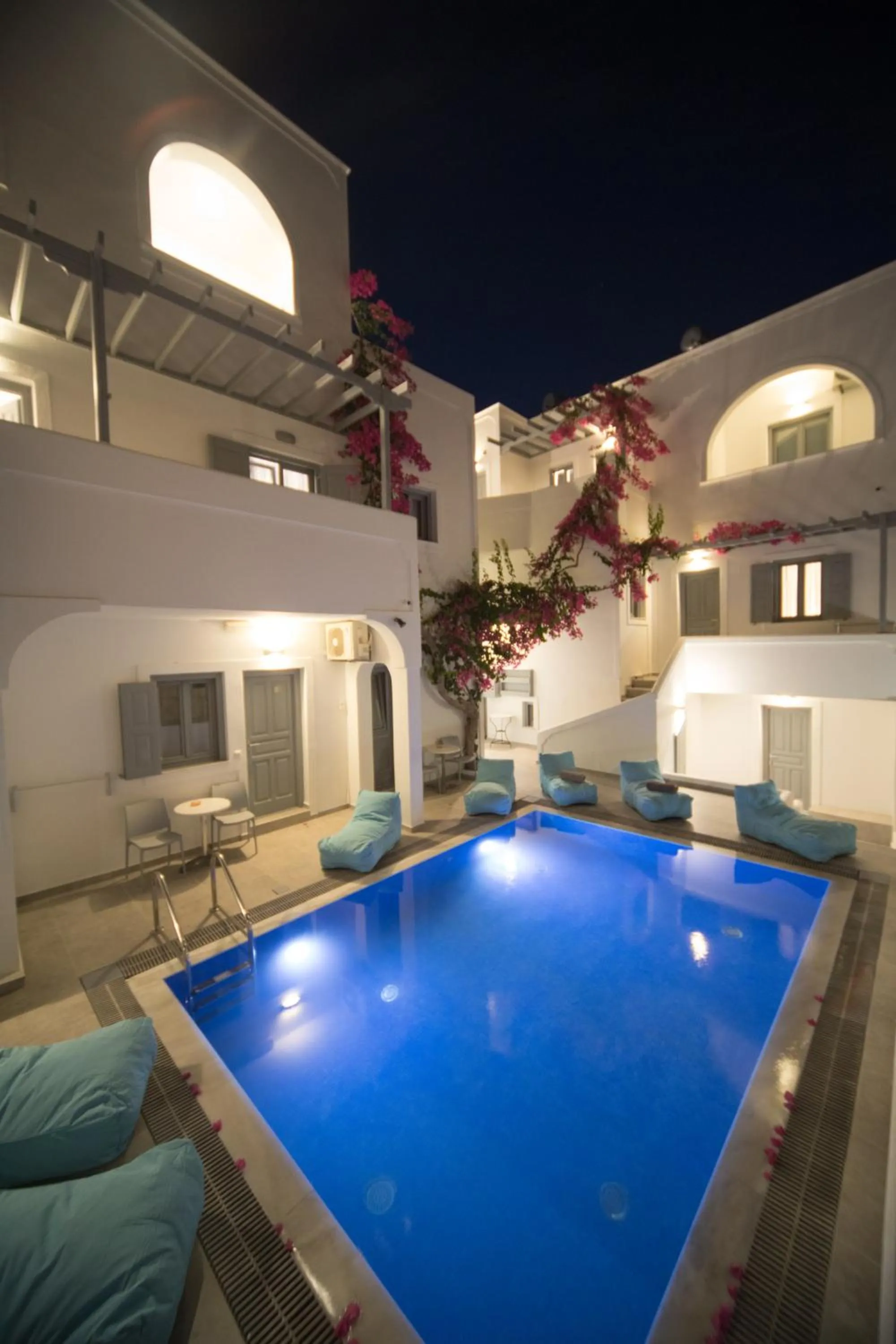 Pool view in Markakis Studios Fira Town