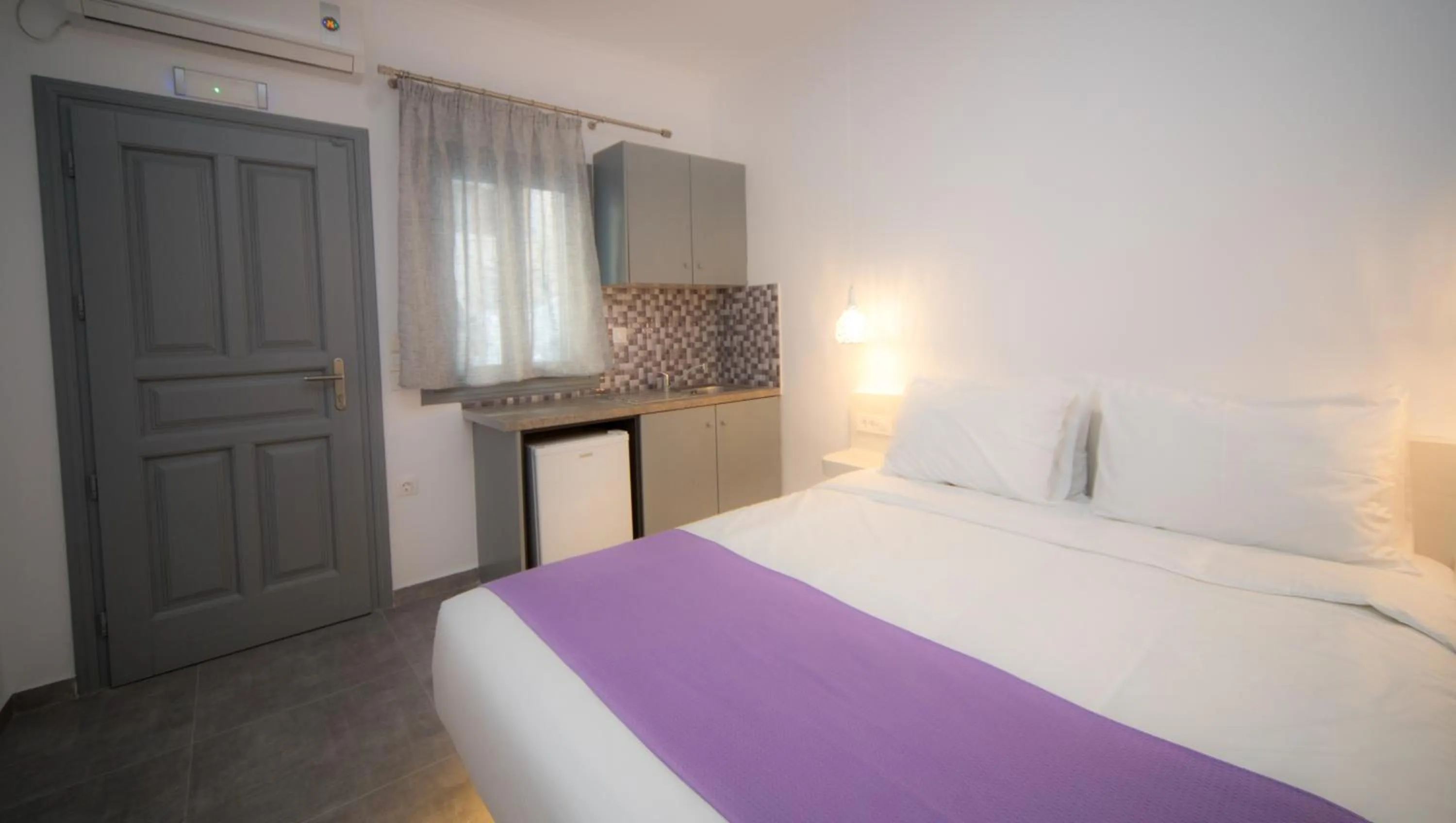 Bed in Markakis Studios Fira Town