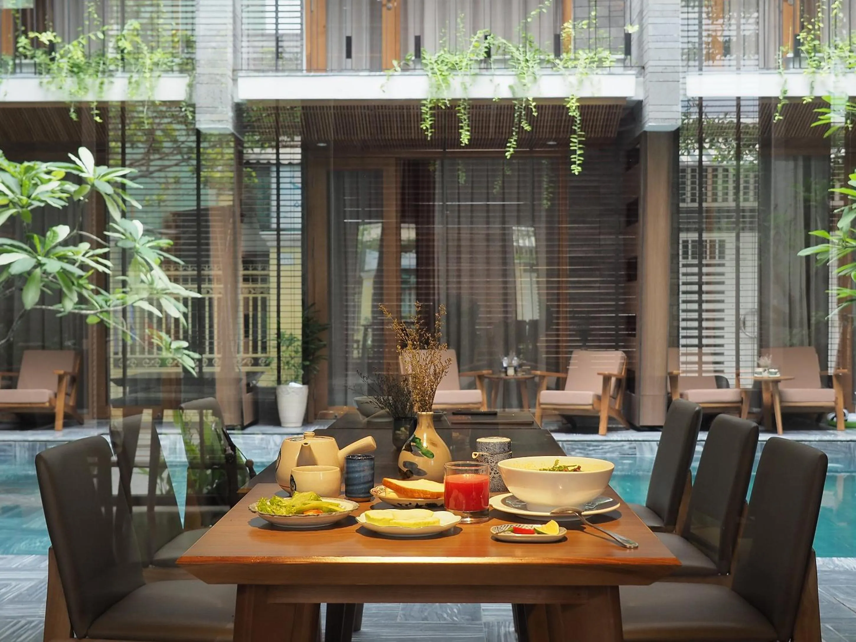 Food and drinks in Mai's Boutique