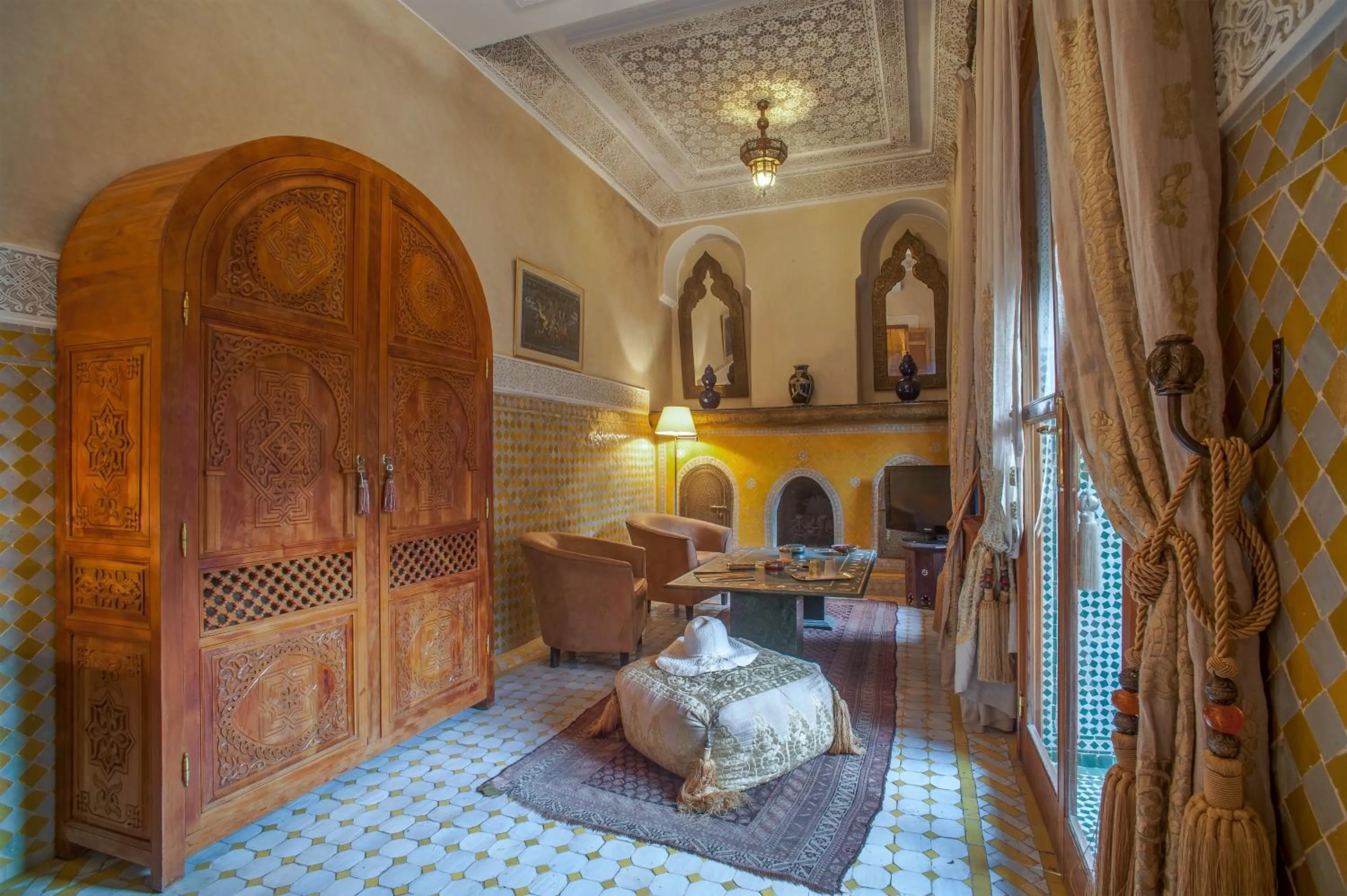 TV and multimedia, Bed in Riad & Spa Laurence Olivier
